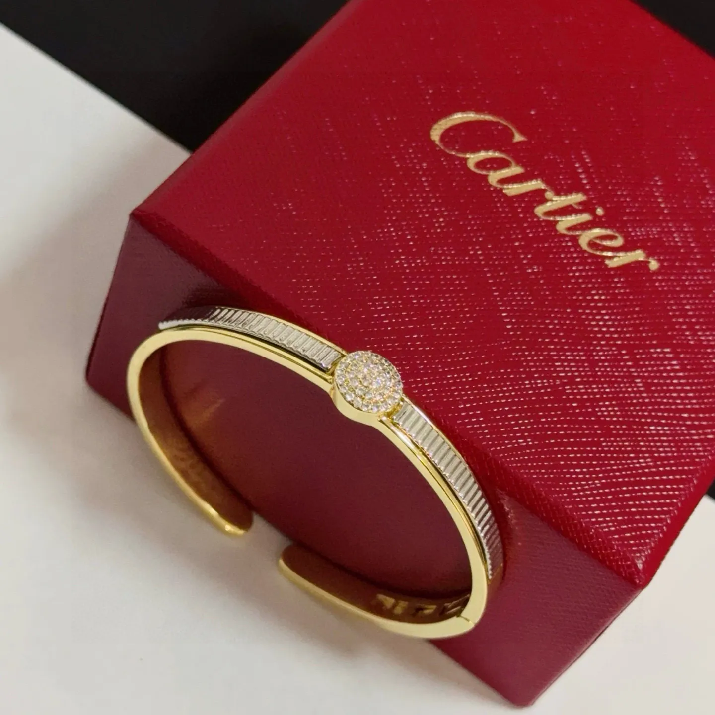 P115 卡地亚镶钻手镯 高端定制版本 镶嵌钻工艺 V金材质 经典而时尚风格 用凌厉线条重构爱情美学!打破常规,镶嵌钻设计反而成就高级感天花板——无需浮华堆砌,爱本应纯粹如初 卡地亚受众多明星网红的爱戴 豹子系列手镯 绝对是永恒经典 而且男女不限 年龄不限 !戴上它你就是焦点!