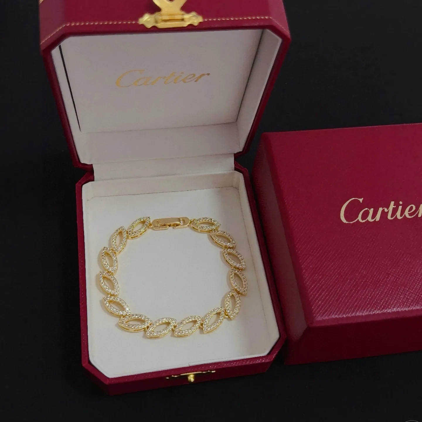 P125 卡地亚镶钻手链 高端定制版本 镶嵌钻工艺 V金材质 经典而时尚风格 用凌厉线条重构爱情美学！打破常规，镶嵌钻设计反而成就高级感天花板&mdash;&mdash;无需浮华堆砌，爱本应纯粹如初 卡地亚受众多明星网红的爱戴 豹子系列手镯 绝对是永恒经典 而且男女不限 年龄不限 ！戴上它你就是焦点！