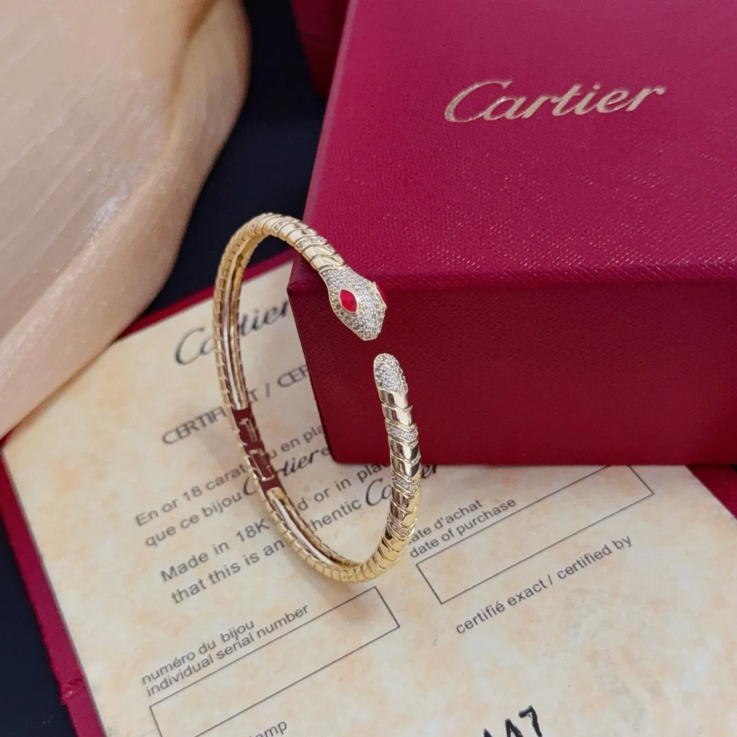 P125 卡地亚镶钻手镯 高端定制版本 镶嵌钻工艺 V金材质 经典而时尚风格 用凌厉线条重构爱情美学！打破常规，镶嵌钻设计反而成就高级感天花板&mdash;&mdash;无需浮华堆砌，爱本应纯粹如初 卡地亚受众多明星网红的爱戴 豹子系列手镯 绝对是永恒经典 而且男女不限 年龄不限 ！戴上它你就是焦点！