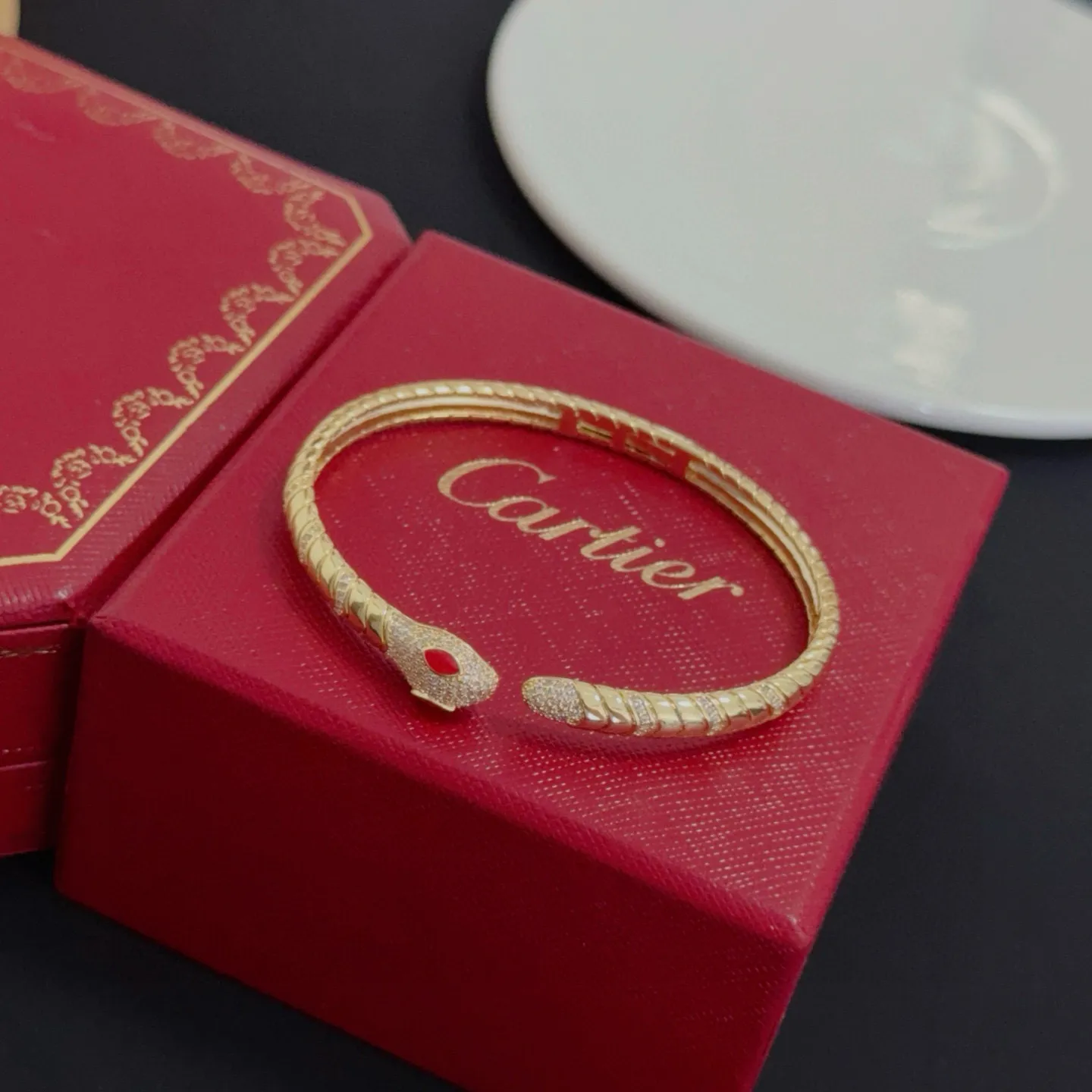 P125 卡地亚镶钻手镯 高端定制版本 镶嵌钻工艺 V金材质 经典而时尚风格 用凌厉线条重构爱情美学！打破常规，镶嵌钻设计反而成就高级感天花板&mdash;&mdash;无需浮华堆砌，爱本应纯粹如初 卡地亚受众多明星网红的爱戴 豹子系列手镯 绝对是永恒经典 而且男女不限 年龄不限 ！戴上它你就是焦点！