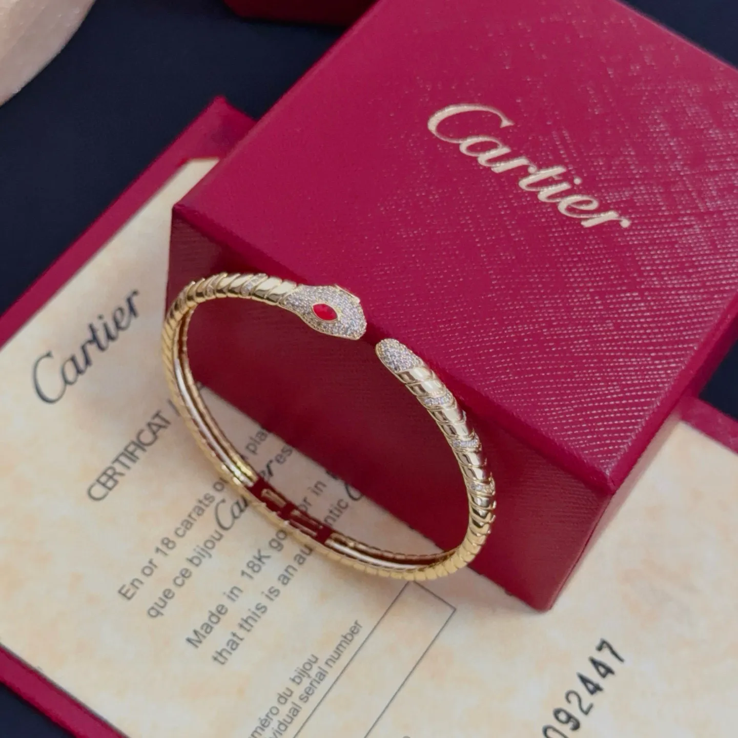 P125 卡地亚镶钻手镯 高端定制版本 镶嵌钻工艺 V金材质 经典而时尚风格 用凌厉线条重构爱情美学!打破常规,镶嵌钻设计反而成就高级感天花板——无需浮华堆砌,爱本应纯粹如初 卡地亚受众多明星网红的爱戴 豹子系列手镯 绝对是永恒经典 而且男女不限 年龄不限 !戴上它你就是焦点!