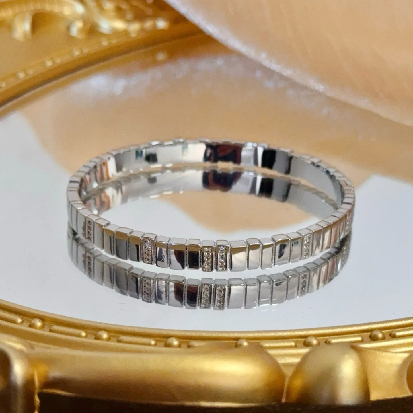 💰125 卡地亚镶钻手镯 高端定制版本 镶嵌钻工艺 V金材质 经典而时尚风格 用凌厉线条重构爱情美学！打破常规，镶嵌钻设计反而成就高级感天花板&mdash;&mdash;无需浮华堆砌，爱本应纯粹如初 卡地亚受众多明星网红的爱戴 豹子系列手镯 绝对是永恒经典 而且男女不限 年龄不限 ！戴上它你就是焦点！