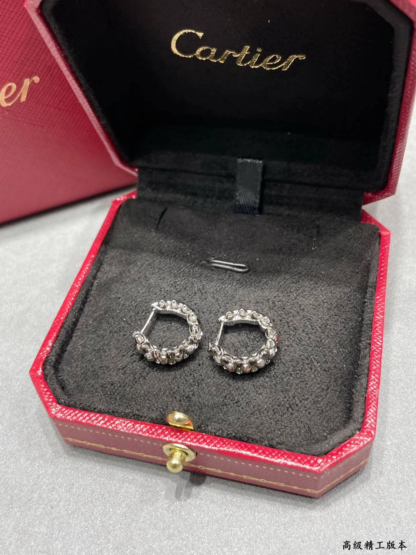 P120 V金镀咪金 5140250 卡地亚CNC迷你子弹头耳环💋💄两侧的小柳钉可以自由晃动，非常个性的一款。 永恒经典 近年来很火 高端 微镶嵌材质 一样的工艺 不一样的价格 真金质感