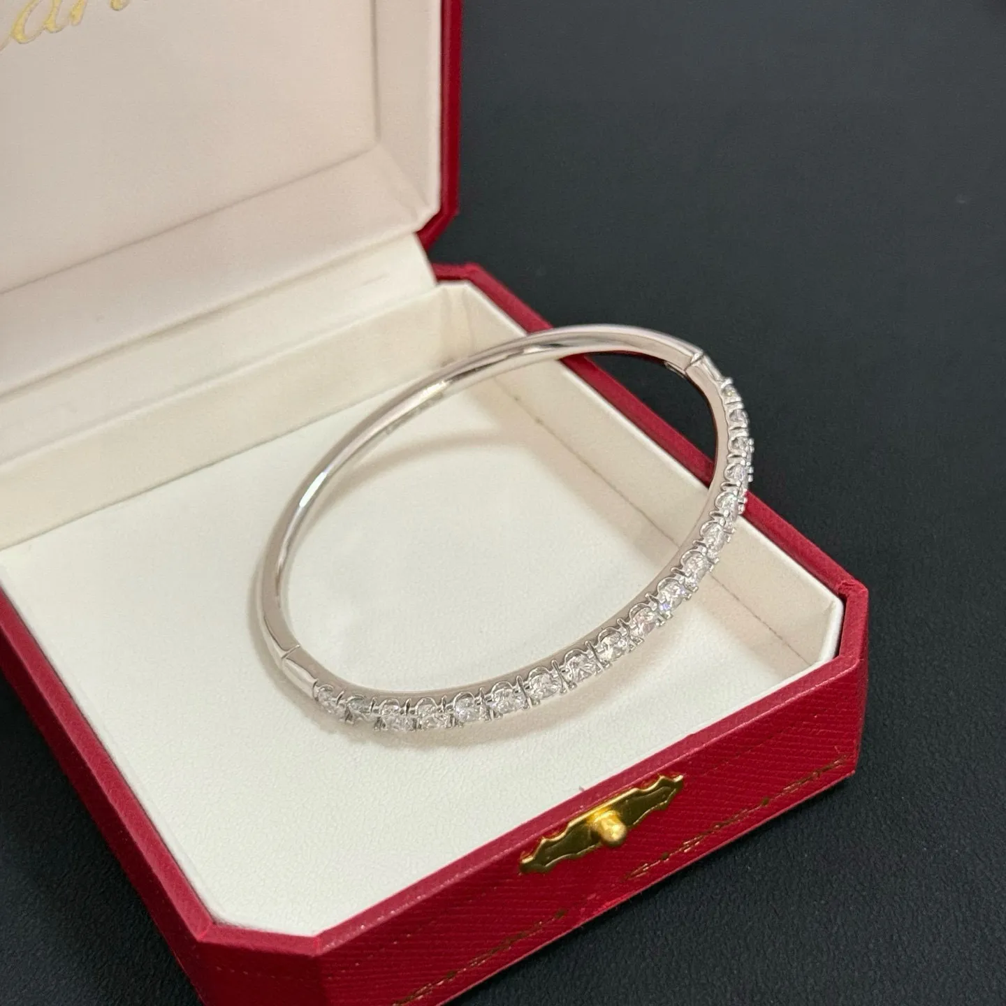 P115 卡地亚镶钻手镯 高端定制版本 镶嵌钻工艺 V金材质 经典而时尚风格 用凌厉线条重构爱情美学!打破常规,镶嵌钻设计反而成就高级感天花板——无需浮华堆砌,爱本应纯粹如初 卡地亚受众多明星网红的爱戴 豹子系列手镯 绝对是永恒经典 而且男女不限 年龄不限 !戴上它你就是焦点!