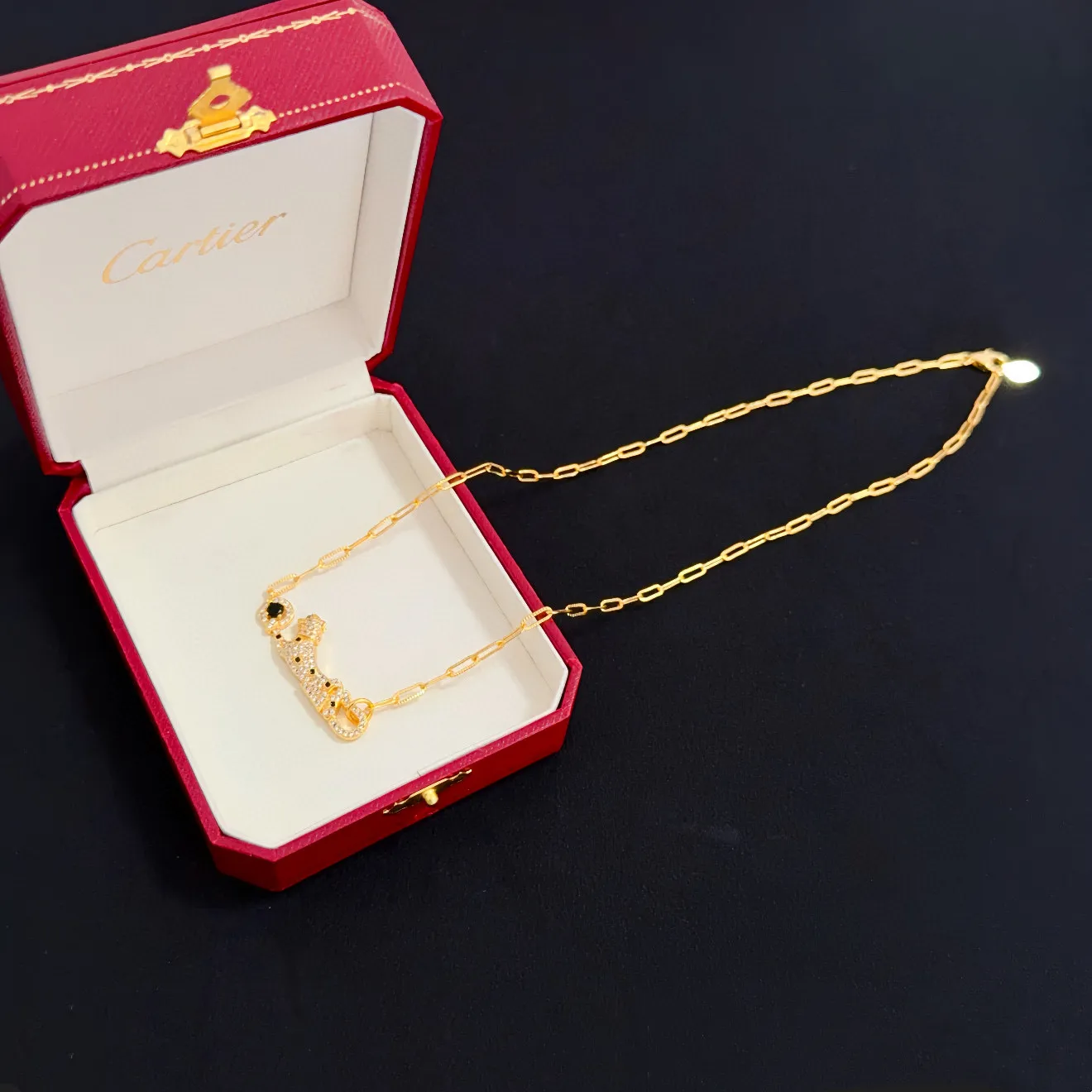 💰115卡地亚镶钻猎豹项链 高端定制版本 镶嵌钻工艺 V金材质 经典而时尚风格 用凌厉线条重构爱情美学!打破常规,镶嵌钻设计反而成就高级感天花板——无需浮华堆砌,爱本应纯粹如初 卡地亚受众多明星网红的爱戴 豹子系列手镯 绝对是永恒经典 而且男女不限 年龄不限 !戴上它你就是焦点!