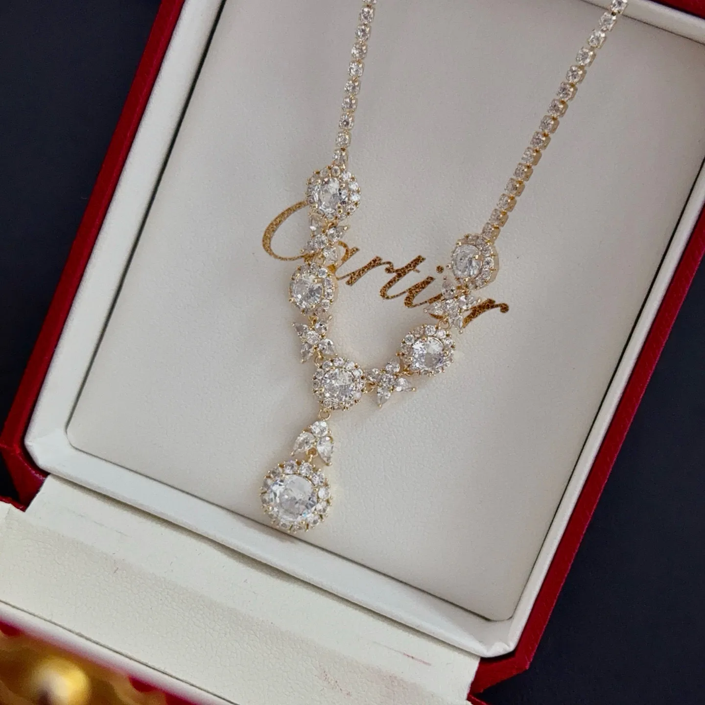 💰125 卡地亚镶钻项链 高端定制版本 镶嵌钻工艺 V金材质 经典而时尚风格 用凌厉线条重构爱情美学！打破常规，镶嵌钻设计反而成就高级感天花板&mdash;&mdash;无需浮华堆砌，爱本应纯粹如初 卡地亚受众多明星网红的爱戴 豹子系列手镯 绝对是永恒经典 而且男女不限 年龄不限 ！戴上它你就是焦点！