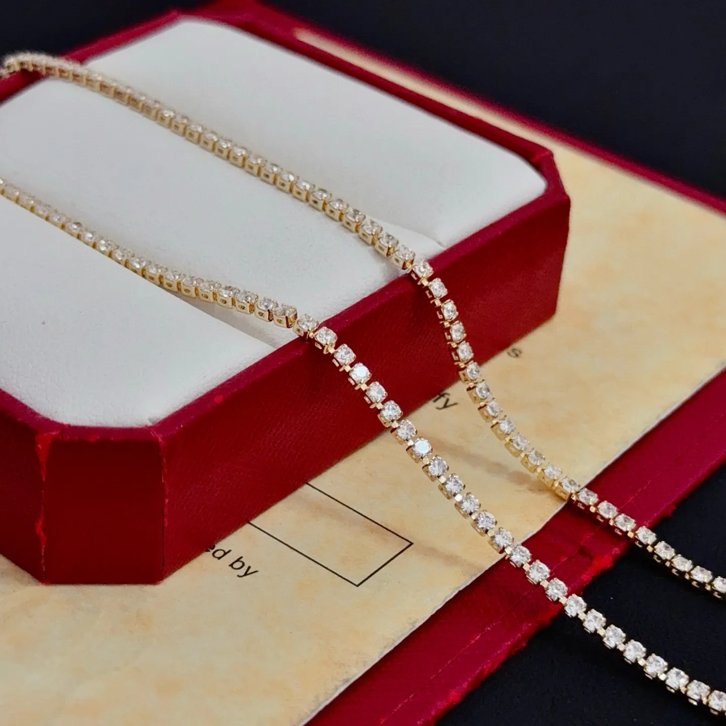 💰125 卡地亚镶钻项链 高端定制版本 镶嵌钻工艺 V金材质 经典而时尚风格 用凌厉线条重构爱情美学！打破常规，镶嵌钻设计反而成就高级感天花板&mdash;&mdash;无需浮华堆砌，爱本应纯粹如初 卡地亚受众多明星网红的爱戴 豹子系列手镯 绝对是永恒经典 而且男女不限 年龄不限 ！戴上它你就是焦点！