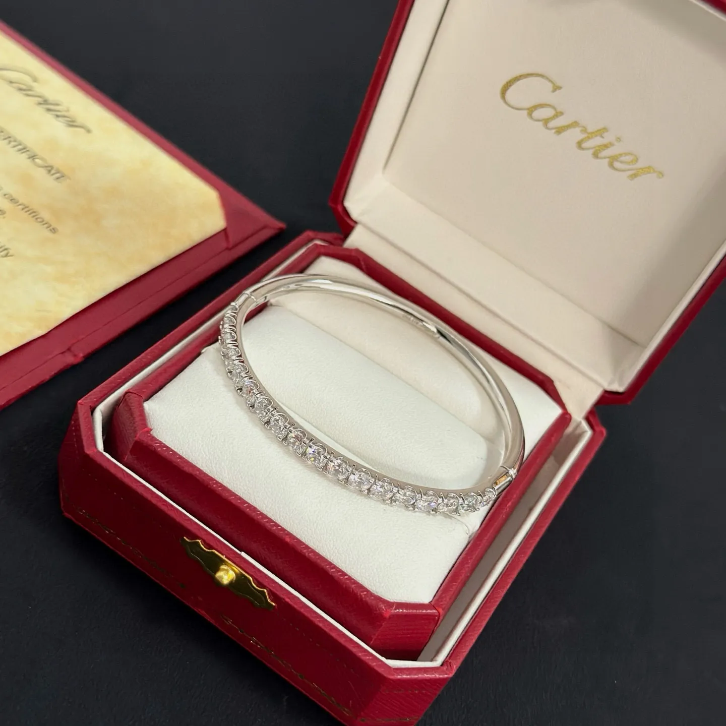 P115 卡地亚镶钻手镯 高端定制版本 镶嵌钻工艺 V金材质 经典而时尚风格 用凌厉线条重构爱情美学！打破常规，镶嵌钻设计反而成就高级感天花板&mdash;&mdash;无需浮华堆砌，爱本应纯粹如初 卡地亚受众多明星网红的爱戴 豹子系列手镯 绝对是永恒经典 而且男女不限 年龄不限 ！戴上它你就是焦点！