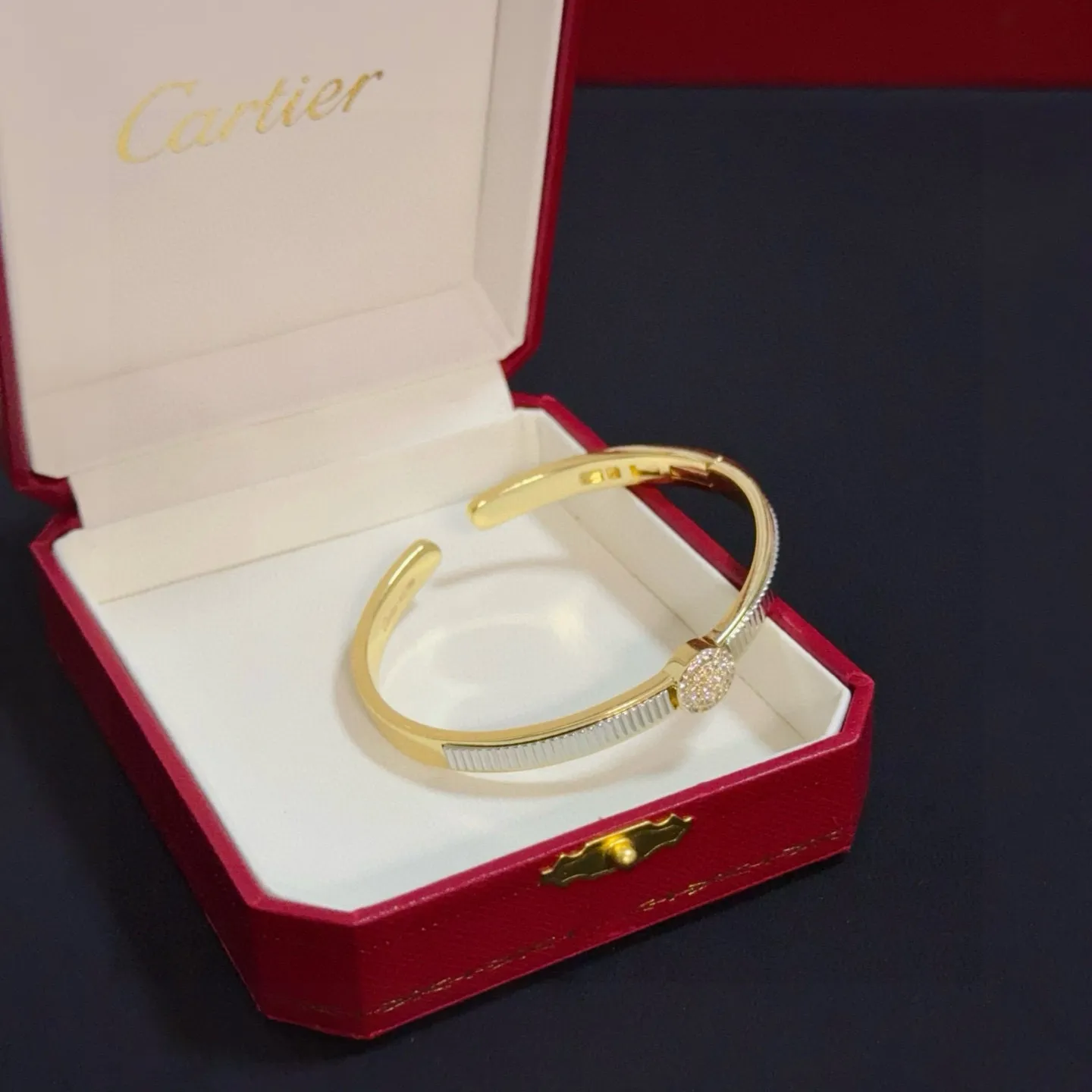 P115 卡地亚镶钻手镯 高端定制版本 镶嵌钻工艺 V金材质 经典而时尚风格 用凌厉线条重构爱情美学！打破常规，镶嵌钻设计反而成就高级感天花板&mdash;&mdash;无需浮华堆砌，爱本应纯粹如初 卡地亚受众多明星网红的爱戴 豹子系列手镯 绝对是永恒经典 而且男女不限 年龄不限 ！戴上它你就是焦点！