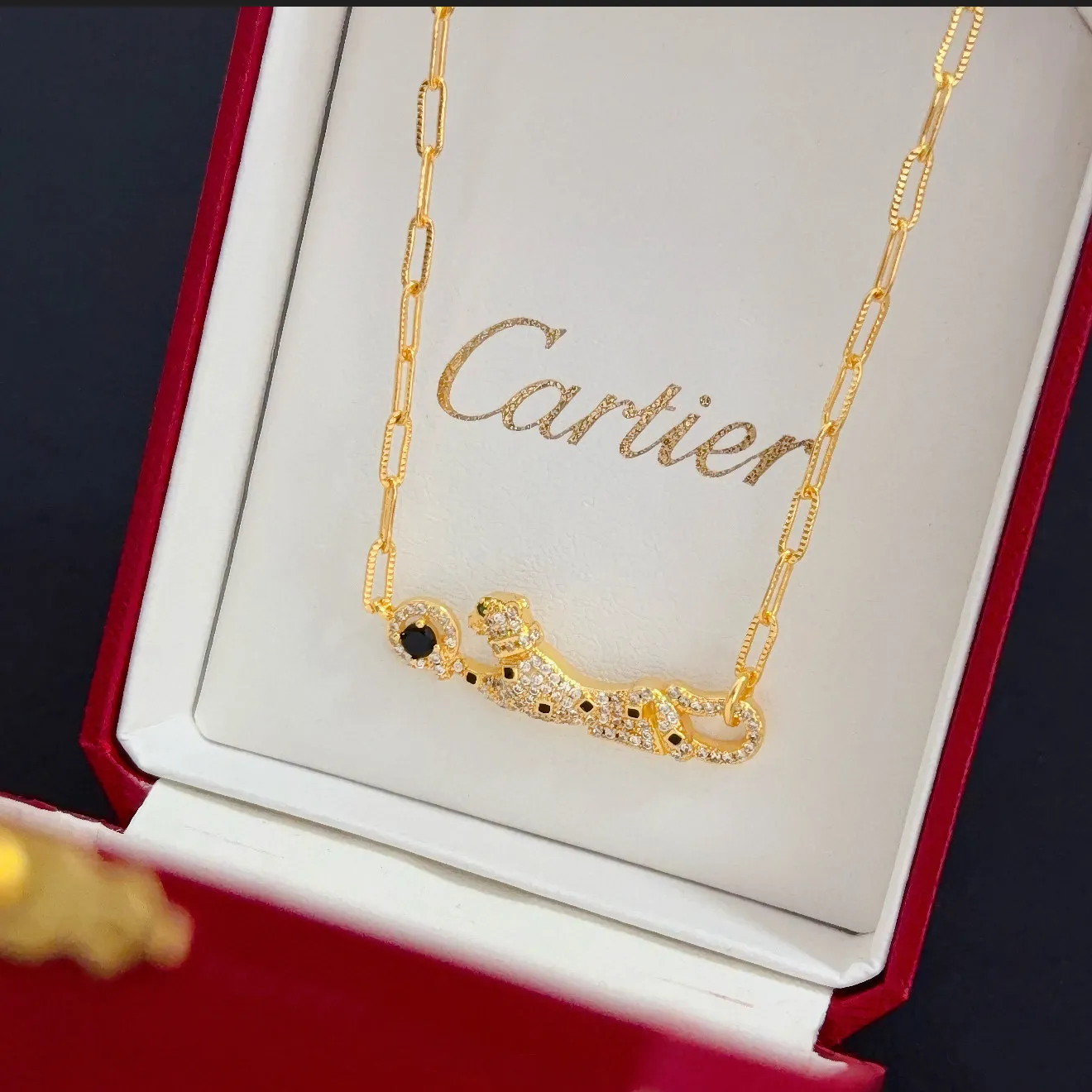 💰115卡地亚镶钻猎豹项链 高端定制版本 镶嵌钻工艺 V金材质 经典而时尚风格 用凌厉线条重构爱情美学！打破常规，镶嵌钻设计反而成就高级感天花板&mdash;&mdash;无需浮华堆砌，爱本应纯粹如初 卡地亚受众多明星网红的爱戴 豹子系列手镯 绝对是永恒经典 而且男女不限 年龄不限 ！戴上它你就是焦点！