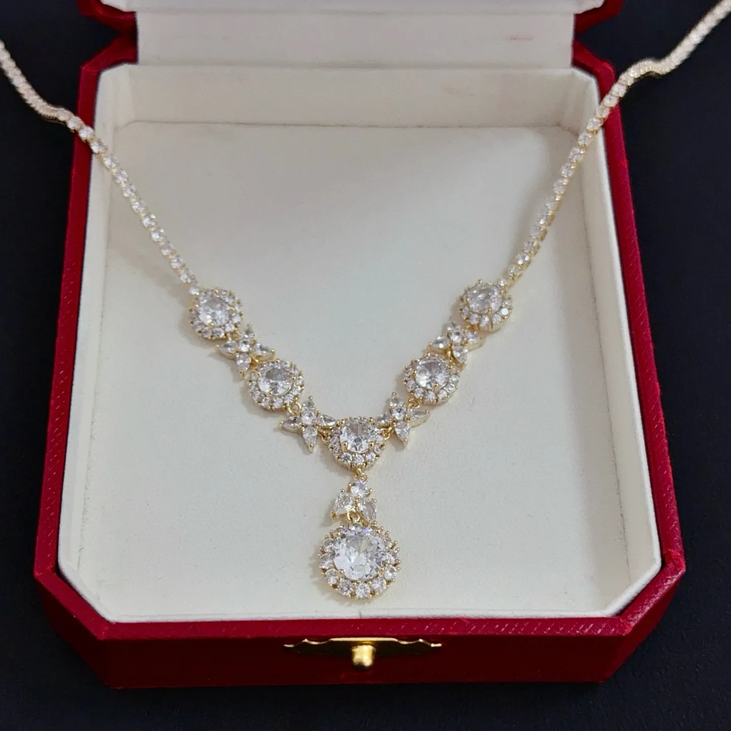 💰125 卡地亚镶钻项链 高端定制版本 镶嵌钻工艺 V金材质 经典而时尚风格 用凌厉线条重构爱情美学！打破常规，镶嵌钻设计反而成就高级感天花板&mdash;&mdash;无需浮华堆砌，爱本应纯粹如初 卡地亚受众多明星网红的爱戴 豹子系列手镯 绝对是永恒经典 而且男女不限 年龄不限 ！戴上它你就是焦点！