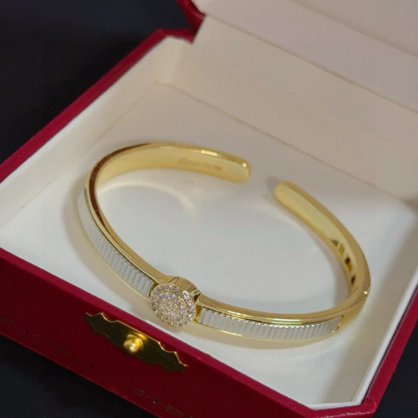 P115 卡地亚镶钻手镯 高端定制版本 镶嵌钻工艺 V金材质 经典而时尚风格 用凌厉线条重构爱情美学！打破常规，镶嵌钻设计反而成就高级感天花板&mdash;&mdash;无需浮华堆砌，爱本应纯粹如初 卡地亚受众多明星网红的爱戴 豹子系列手镯 绝对是永恒经典 而且男女不限 年龄不限 ！戴上它你就是焦点！