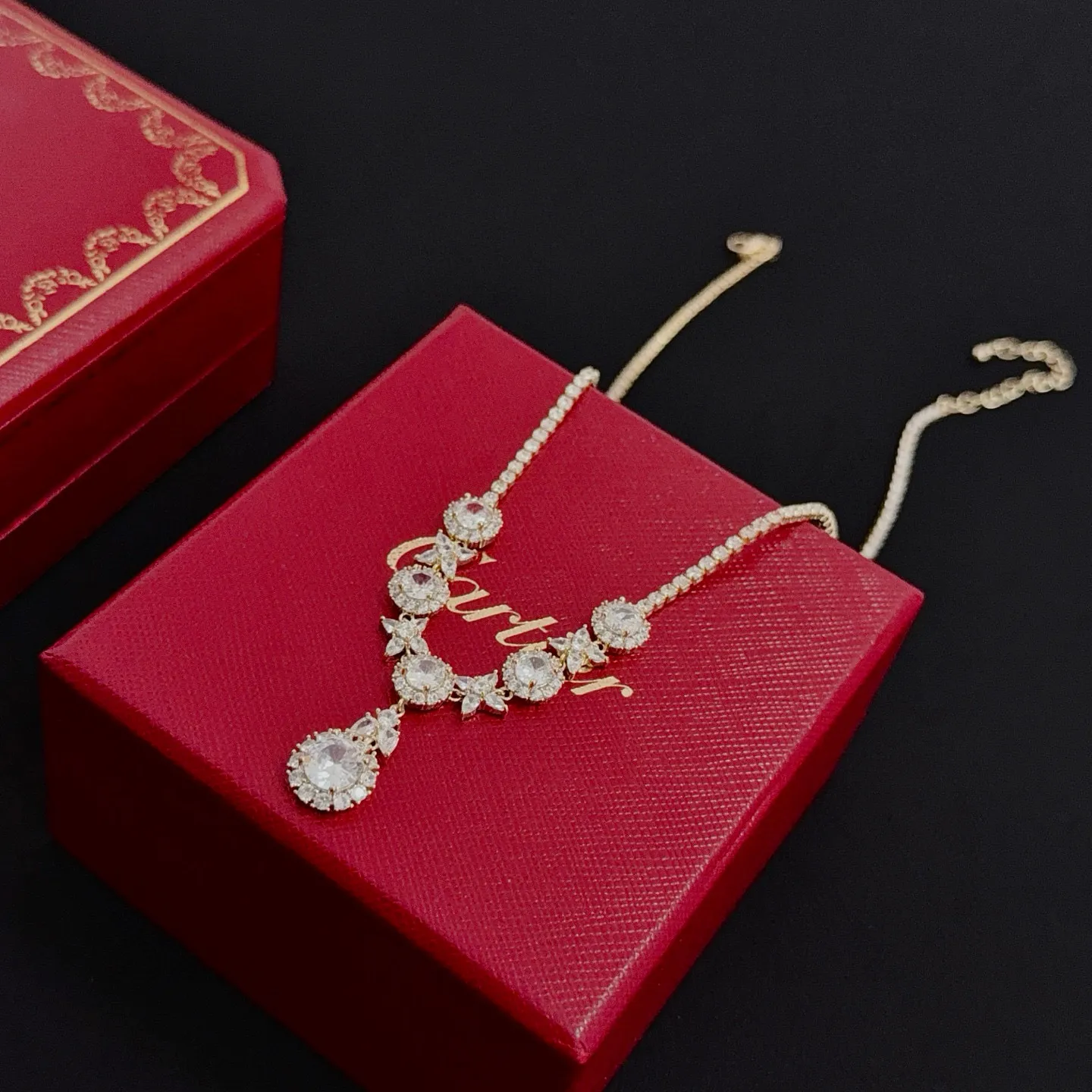 💰125 卡地亚镶钻项链 高端定制版本 镶嵌钻工艺 V金材质 经典而时尚风格 用凌厉线条重构爱情美学!打破常规,镶嵌钻设计反而成就高级感天花板——无需浮华堆砌,爱本应纯粹如初 卡地亚受众多明星网红的爱戴 豹子系列手镯 绝对是永恒经典 而且男女不限 年龄不限 !戴上它你就是焦点!