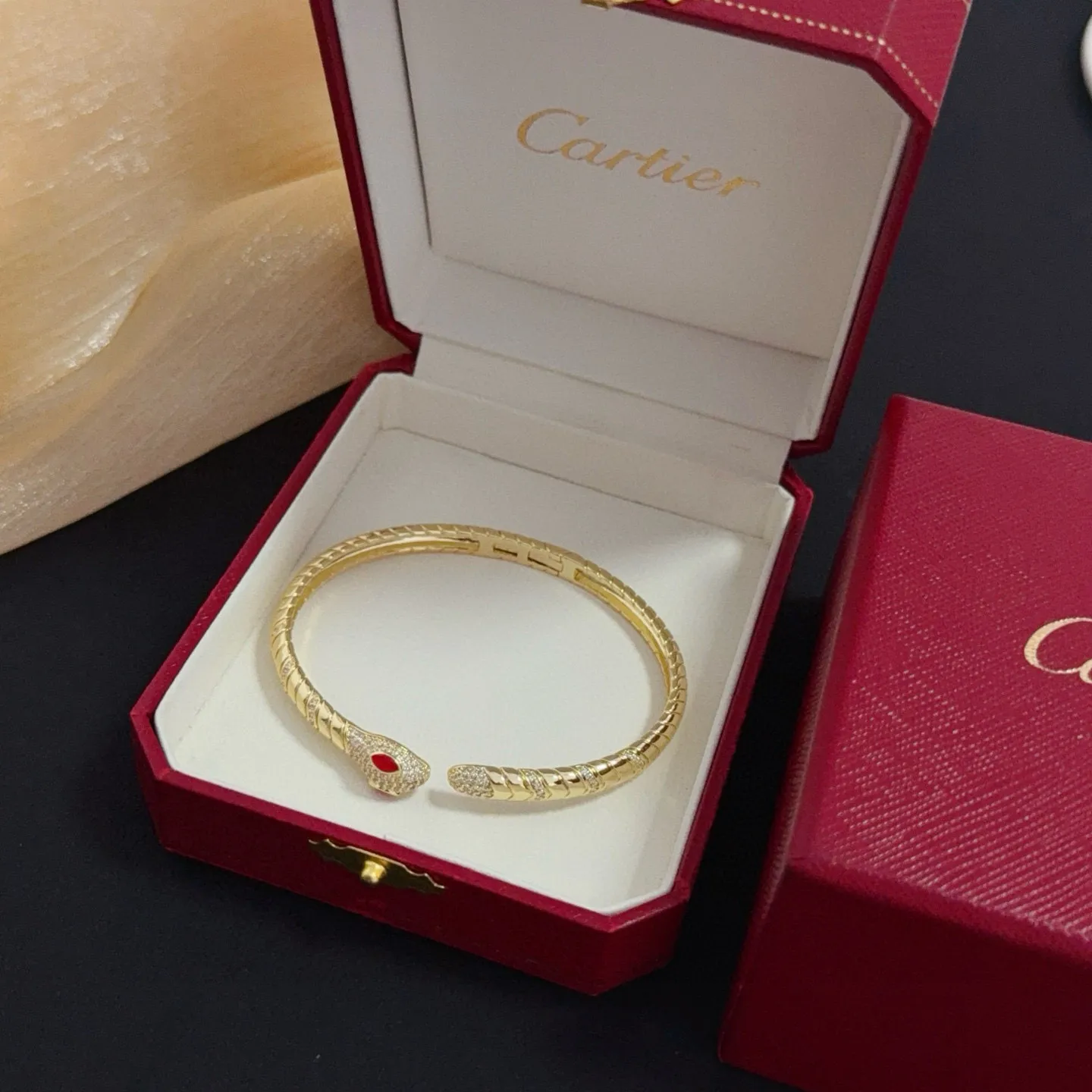 P125 卡地亚镶钻手镯 高端定制版本 镶嵌钻工艺 V金材质 经典而时尚风格 用凌厉线条重构爱情美学！打破常规，镶嵌钻设计反而成就高级感天花板&mdash;&mdash;无需浮华堆砌，爱本应纯粹如初 卡地亚受众多明星网红的爱戴 豹子系列手镯 绝对是永恒经典 而且男女不限 年龄不限 ！戴上它你就是焦点！