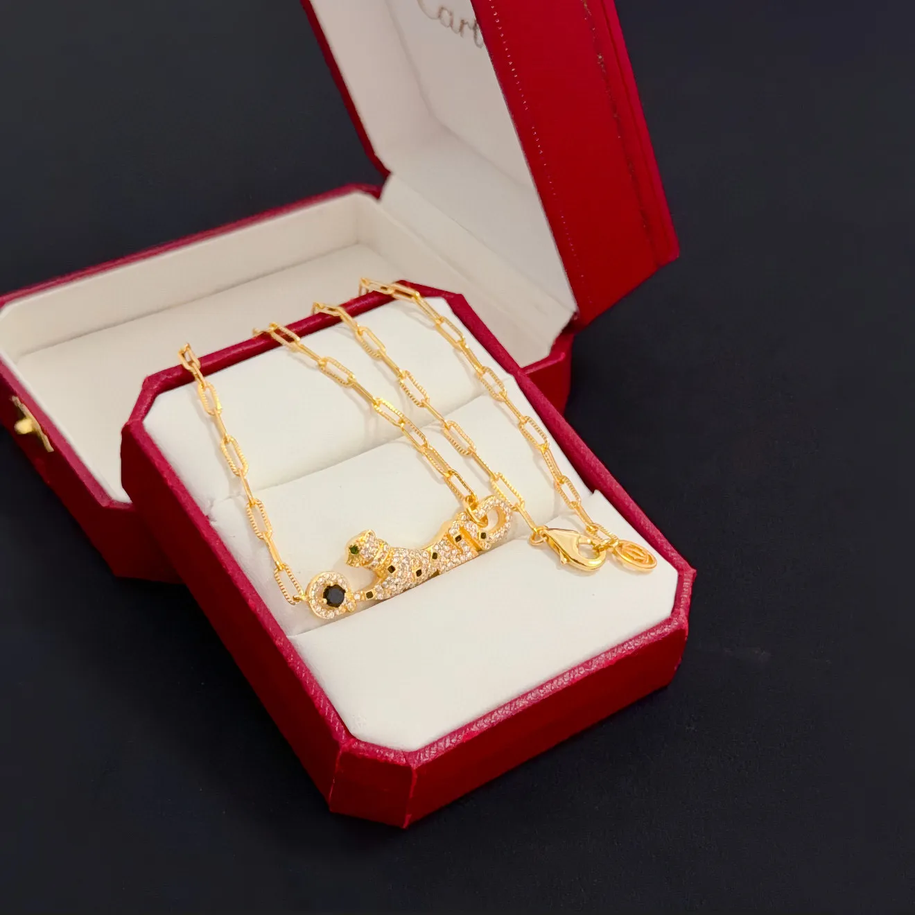 💰115卡地亚镶钻猎豹项链 高端定制版本 镶嵌钻工艺 V金材质 经典而时尚风格 用凌厉线条重构爱情美学!打破常规,镶嵌钻设计反而成就高级感天花板——无需浮华堆砌,爱本应纯粹如初 卡地亚受众多明星网红的爱戴 豹子系列手镯 绝对是永恒经典 而且男女不限 年龄不限 !戴上它你就是焦点!