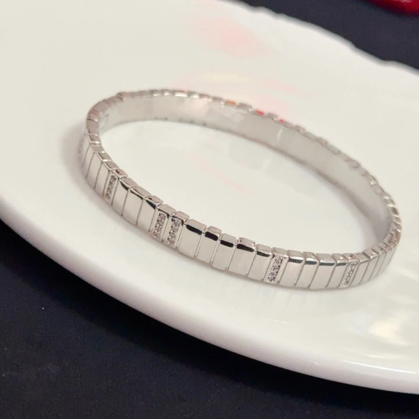 💰125 卡地亚镶钻手镯 高端定制版本 镶嵌钻工艺 V金材质 经典而时尚风格 用凌厉线条重构爱情美学!打破常规,镶嵌钻设计反而成就高级感天花板——无需浮华堆砌,爱本应纯粹如初 卡地亚受众多明星网红的爱戴 豹子系列手镯 绝对是永恒经典 而且男女不限 年龄不限 !戴上它你就是焦点!