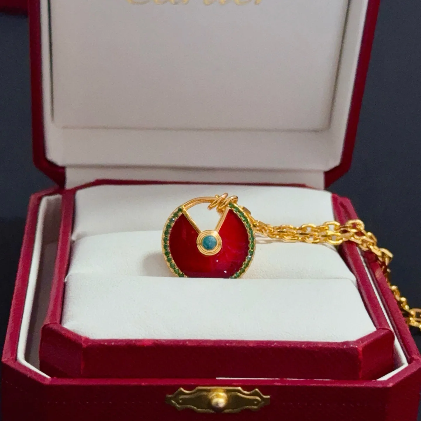 P105 卡地亚镶钻项链 高端定制版本 镶嵌钻工艺 V金材质 经典而时尚风格 用凌厉线条重构爱情美学!打破常规,镶嵌钻设计反而成就高级感天花板——无需浮华堆砌,爱本应纯粹如初 卡地亚受众多明星网红的爱戴 豹子系列手镯 绝对是永恒经典 而且男女不限 年龄不限 !戴上它你就是焦点!