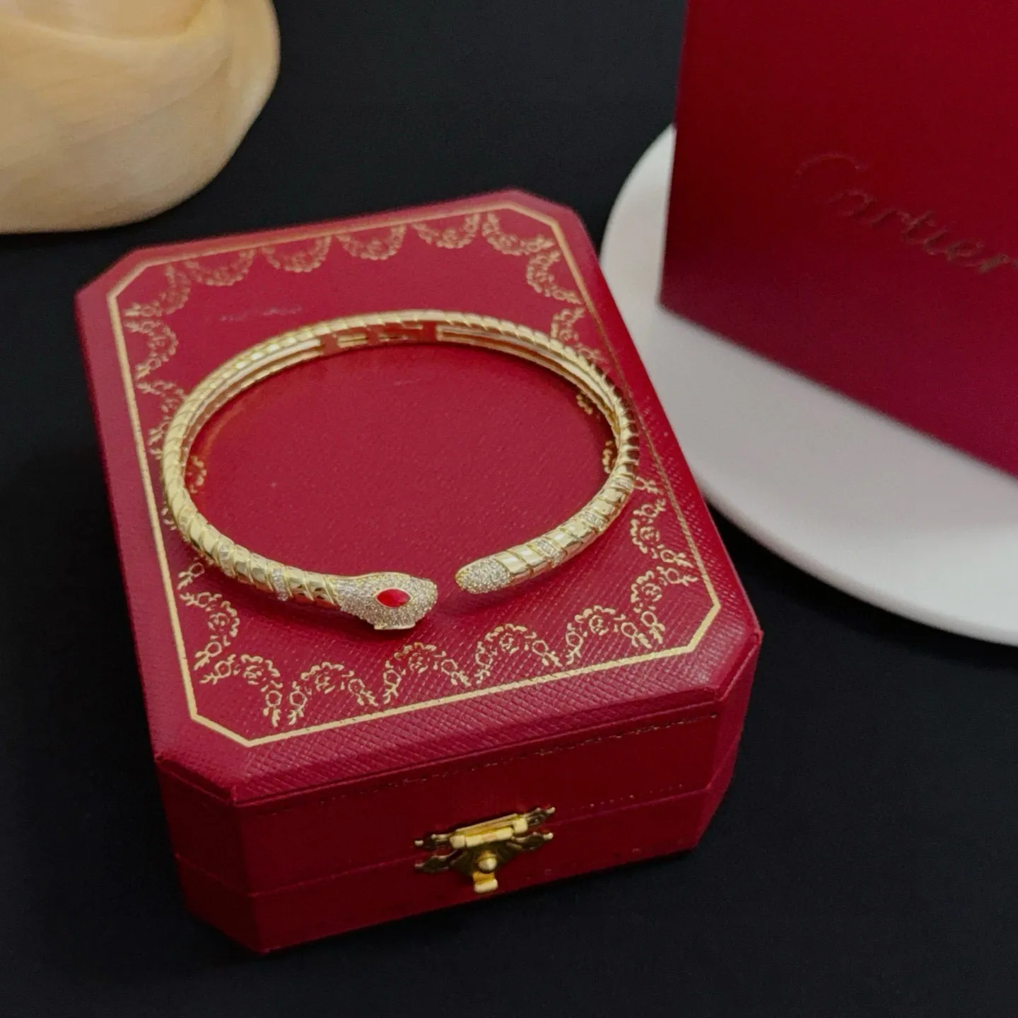 P125 卡地亚镶钻手镯 高端定制版本 镶嵌钻工艺 V金材质 经典而时尚风格 用凌厉线条重构爱情美学！打破常规，镶嵌钻设计反而成就高级感天花板&mdash;&mdash;无需浮华堆砌，爱本应纯粹如初 卡地亚受众多明星网红的爱戴 豹子系列手镯 绝对是永恒经典 而且男女不限 年龄不限 ！戴上它你就是焦点！