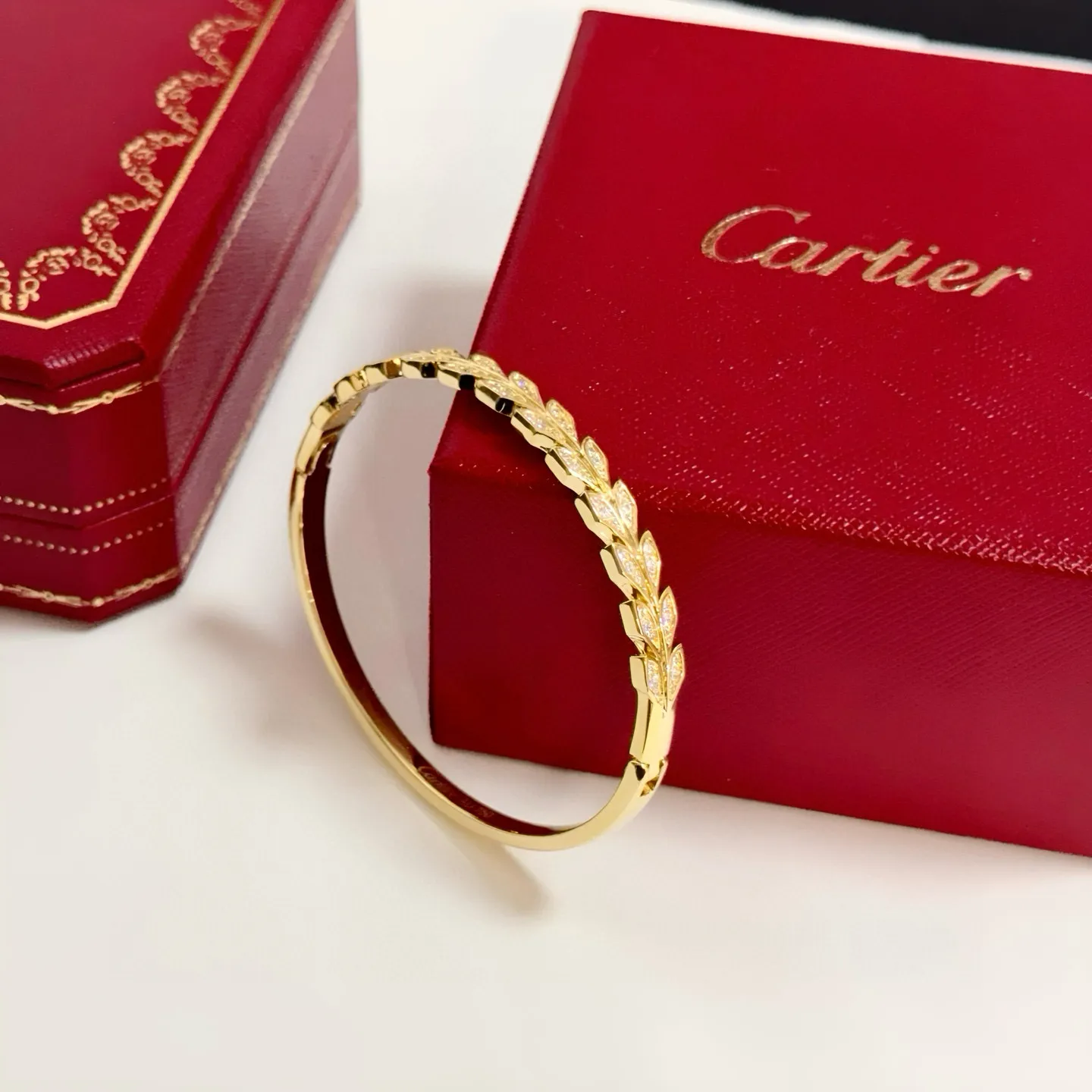 P115 卡地亚镶钻手镯 高端定制版本 镶嵌钻工艺 V金材质 经典而时尚风格 用凌厉线条重构爱情美学!打破常规,镶嵌钻设计反而成就高级感天花板——无需浮华堆砌,爱本应纯粹如初 卡地亚受众多明星网红的爱戴 豹子系列手镯 绝对是永恒经典 而且男女不限 年龄不限 !戴上它你就是焦点!