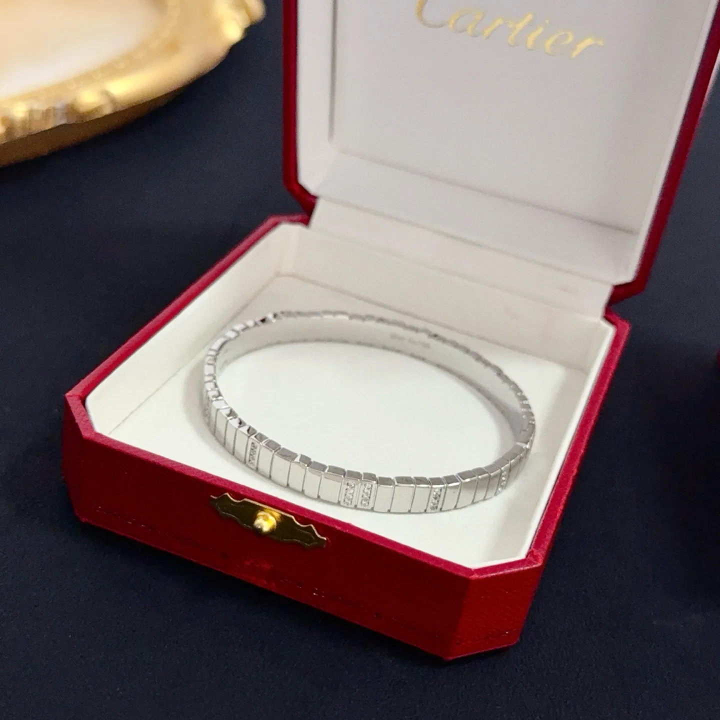 💰125 卡地亚镶钻手镯 高端定制版本 镶嵌钻工艺 V金材质 经典而时尚风格 用凌厉线条重构爱情美学!打破常规,镶嵌钻设计反而成就高级感天花板——无需浮华堆砌,爱本应纯粹如初 卡地亚受众多明星网红的爱戴 豹子系列手镯 绝对是永恒经典 而且男女不限 年龄不限 !戴上它你就是焦点!