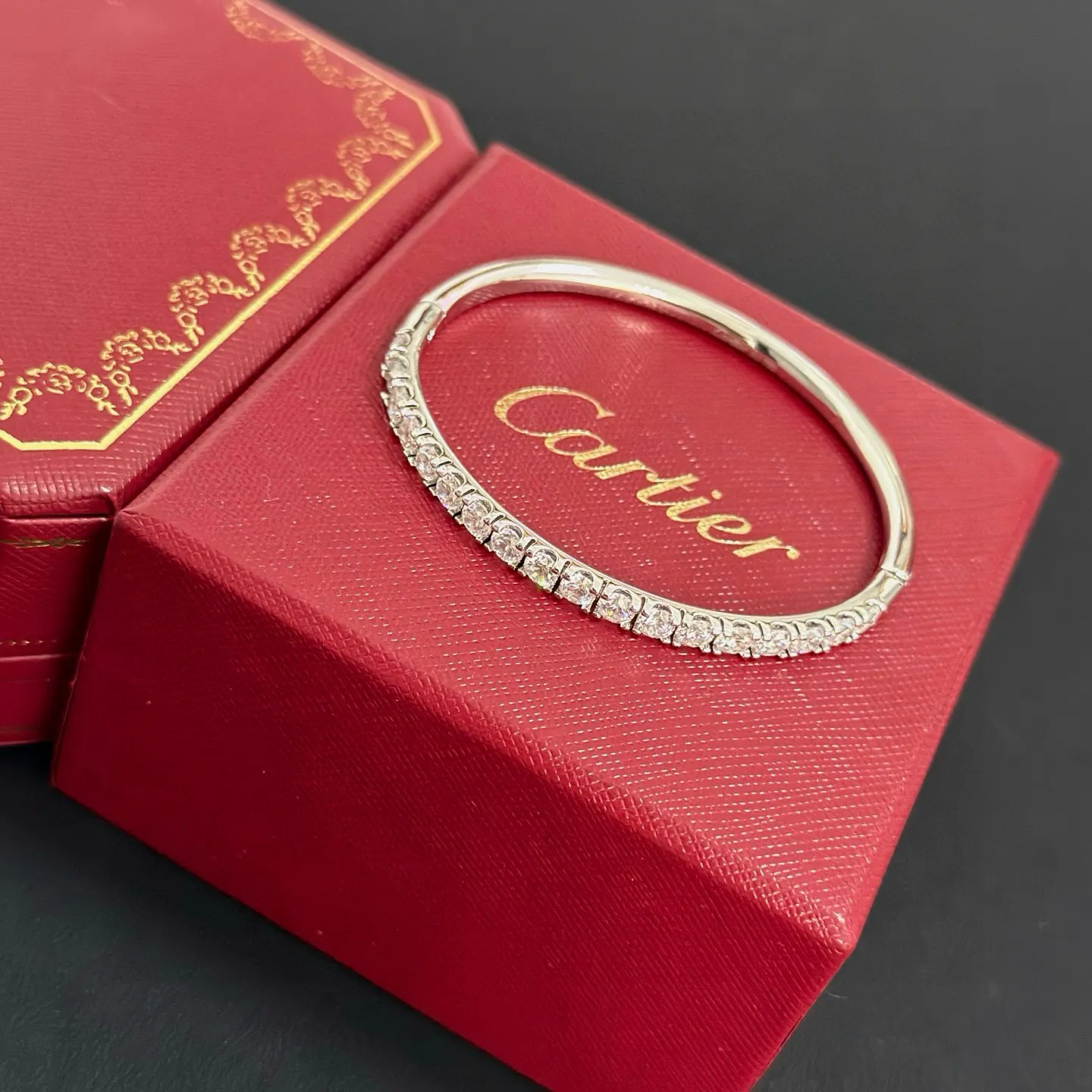 P115 卡地亚镶钻手镯 高端定制版本 镶嵌钻工艺 V金材质 经典而时尚风格 用凌厉线条重构爱情美学!打破常规,镶嵌钻设计反而成就高级感天花板——无需浮华堆砌,爱本应纯粹如初 卡地亚受众多明星网红的爱戴 豹子系列手镯 绝对是永恒经典 而且男女不限 年龄不限 !戴上它你就是焦点!