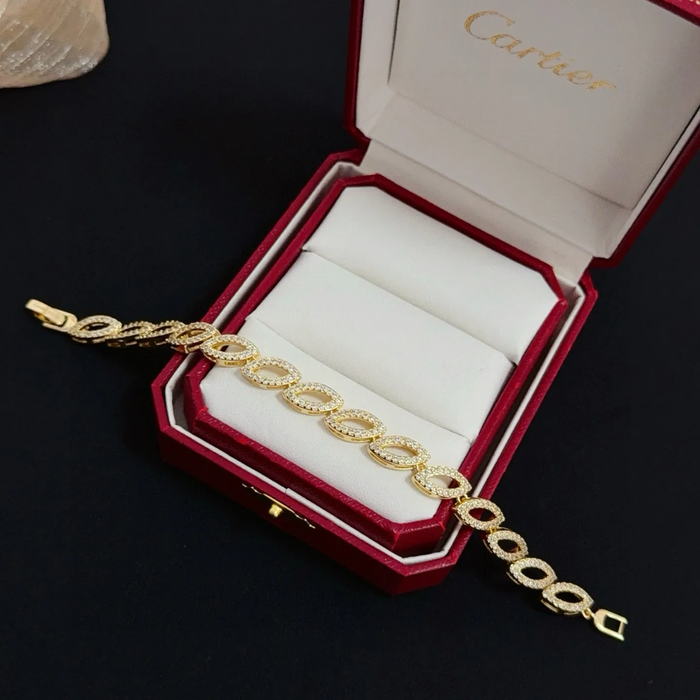 P125 卡地亚镶钻手链 高端定制版本 镶嵌钻工艺 V金材质 经典而时尚风格 用凌厉线条重构爱情美学！打破常规，镶嵌钻设计反而成就高级感天花板&mdash;&mdash;无需浮华堆砌，爱本应纯粹如初 卡地亚受众多明星网红的爱戴 豹子系列手镯 绝对是永恒经典 而且男女不限 年龄不限 ！戴上它你就是焦点！