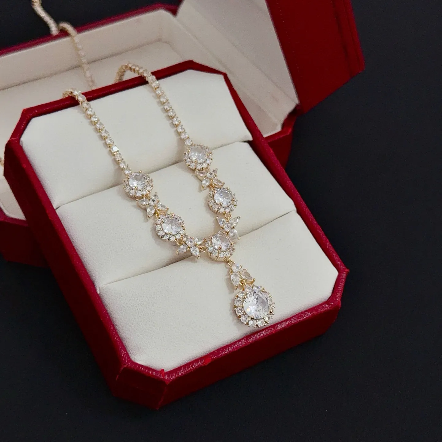 💰125 卡地亚镶钻项链 高端定制版本 镶嵌钻工艺 V金材质 经典而时尚风格 用凌厉线条重构爱情美学!打破常规,镶嵌钻设计反而成就高级感天花板——无需浮华堆砌,爱本应纯粹如初 卡地亚受众多明星网红的爱戴 豹子系列手镯 绝对是永恒经典 而且男女不限 年龄不限 !戴上它你就是焦点!