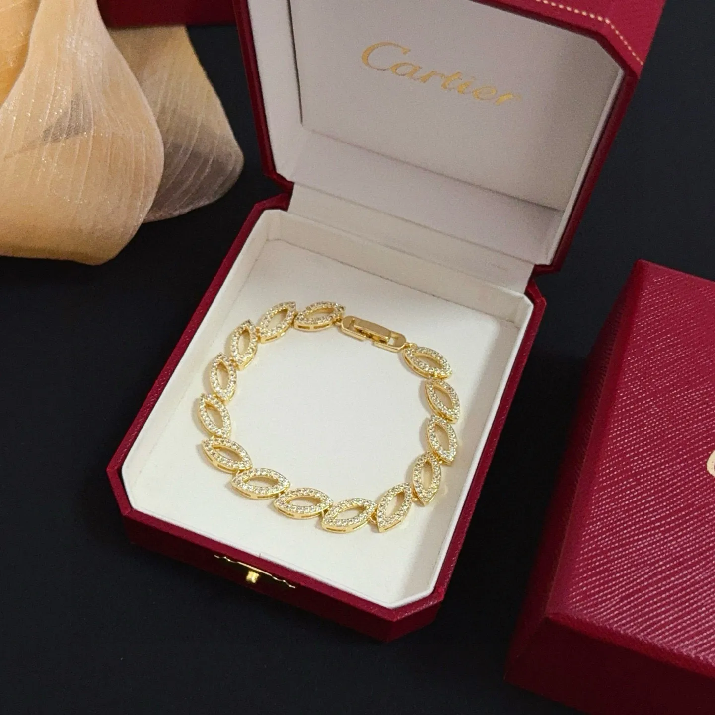P125 卡地亚镶钻手链 高端定制版本 镶嵌钻工艺 V金材质 经典而时尚风格 用凌厉线条重构爱情美学！打破常规，镶嵌钻设计反而成就高级感天花板&mdash;&mdash;无需浮华堆砌，爱本应纯粹如初 卡地亚受众多明星网红的爱戴 豹子系列手镯 绝对是永恒经典 而且男女不限 年龄不限 ！戴上它你就是焦点！
