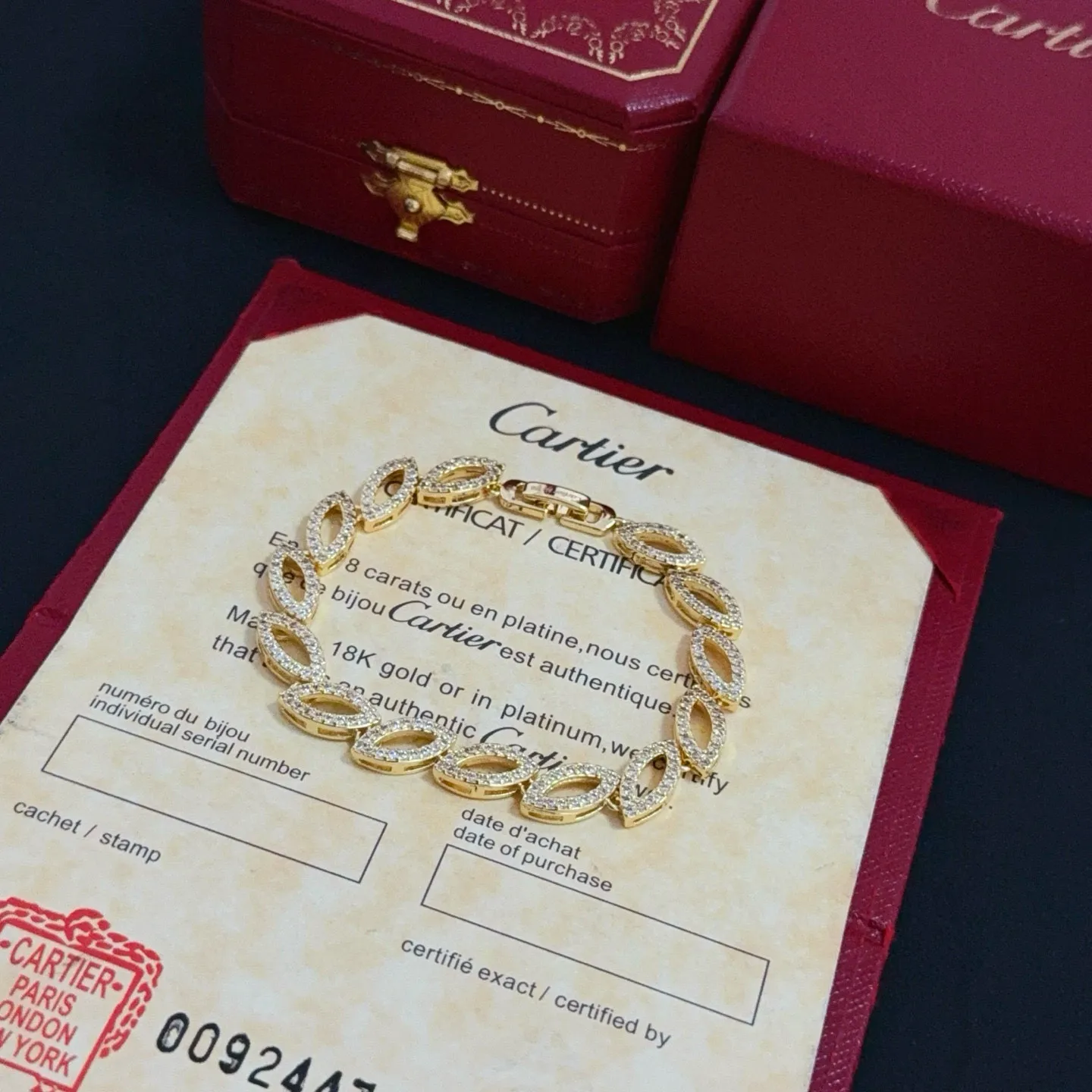 P125 卡地亚镶钻手链 高端定制版本 镶嵌钻工艺 V金材质 经典而时尚风格 用凌厉线条重构爱情美学!打破常规,镶嵌钻设计反而成就高级感天花板——无需浮华堆砌,爱本应纯粹如初 卡地亚受众多明星网红的爱戴 豹子系列手镯 绝对是永恒经典 而且男女不限 年龄不限 !戴上它你就是焦点!