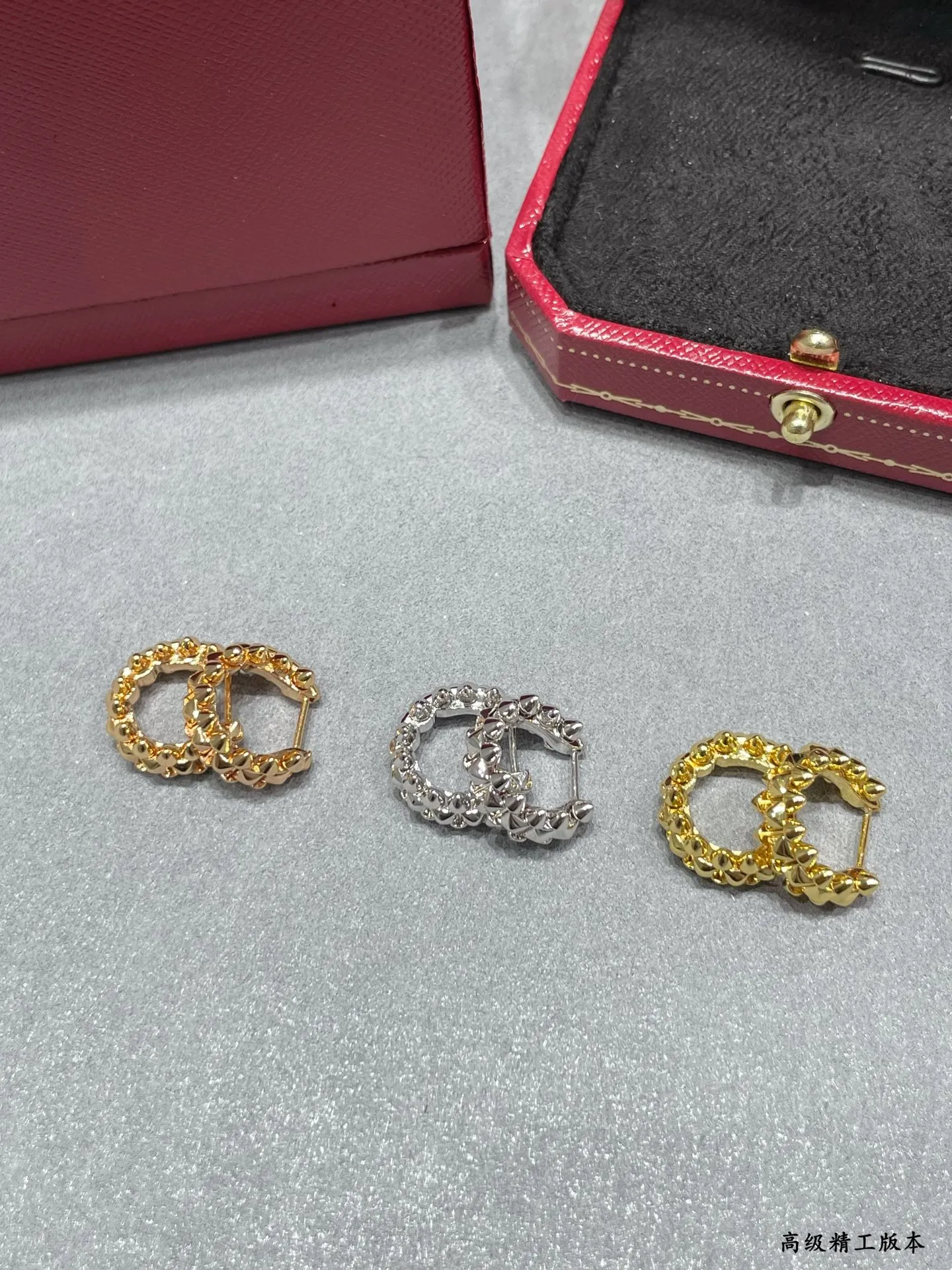 P120 V金镀咪金 5140250 卡地亚CNC迷你子弹头耳环💋💄两侧的小柳钉可以自由晃动,非常个性的一款。 永恒经典 近年来很火 高端 微镶嵌材质 一样的工艺 不一样的价格 真金质感