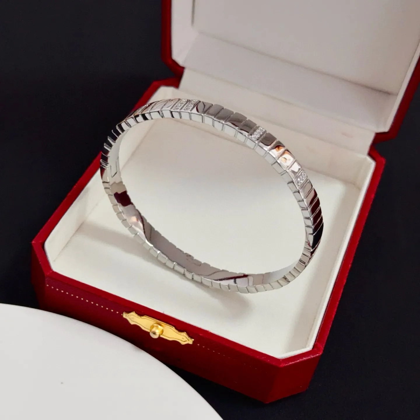 💰125 卡地亚镶钻手镯 高端定制版本 镶嵌钻工艺 V金材质 经典而时尚风格 用凌厉线条重构爱情美学！打破常规，镶嵌钻设计反而成就高级感天花板&mdash;&mdash;无需浮华堆砌，爱本应纯粹如初 卡地亚受众多明星网红的爱戴 豹子系列手镯 绝对是永恒经典 而且男女不限 年龄不限 ！戴上它你就是焦点！