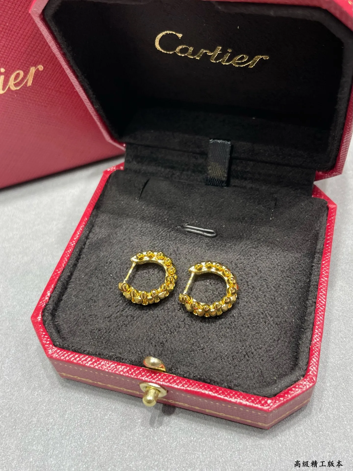 P120 V金镀咪金 5140250 卡地亚CNC迷你子弹头耳环💋💄两侧的小柳钉可以自由晃动，非常个性的一款。 永恒经典 近年来很火 高端 微镶嵌材质 一样的工艺 不一样的价格 真金质感