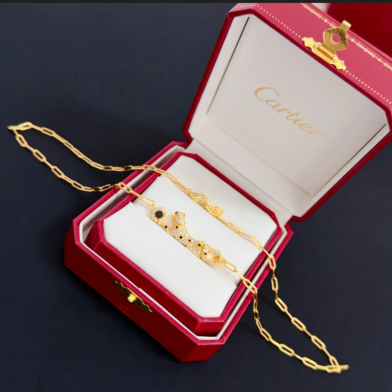 💰115卡地亚镶钻猎豹项链 高端定制版本 镶嵌钻工艺 V金材质 经典而时尚风格 用凌厉线条重构爱情美学!打破常规,镶嵌钻设计反而成就高级感天花板——无需浮华堆砌,爱本应纯粹如初 卡地亚受众多明星网红的爱戴 豹子系列手镯 绝对是永恒经典 而且男女不限 年龄不限 !戴上它你就是焦点!