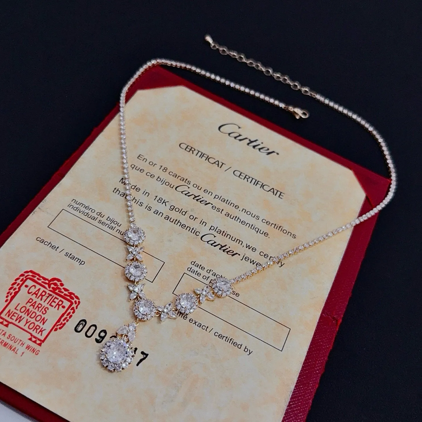 💰125 卡地亚镶钻项链 高端定制版本 镶嵌钻工艺 V金材质 经典而时尚风格 用凌厉线条重构爱情美学！打破常规，镶嵌钻设计反而成就高级感天花板&mdash;&mdash;无需浮华堆砌，爱本应纯粹如初 卡地亚受众多明星网红的爱戴 豹子系列手镯 绝对是永恒经典 而且男女不限 年龄不限 ！戴上它你就是焦点！