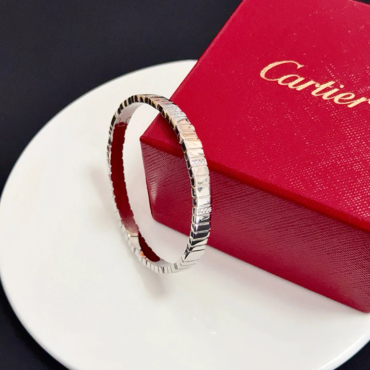💰125 卡地亚镶钻手镯 高端定制版本 镶嵌钻工艺 V金材质 经典而时尚风格 用凌厉线条重构爱情美学!打破常规,镶嵌钻设计反而成就高级感天花板——无需浮华堆砌,爱本应纯粹如初 卡地亚受众多明星网红的爱戴 豹子系列手镯 绝对是永恒经典 而且男女不限 年龄不限 !戴上它你就是焦点!