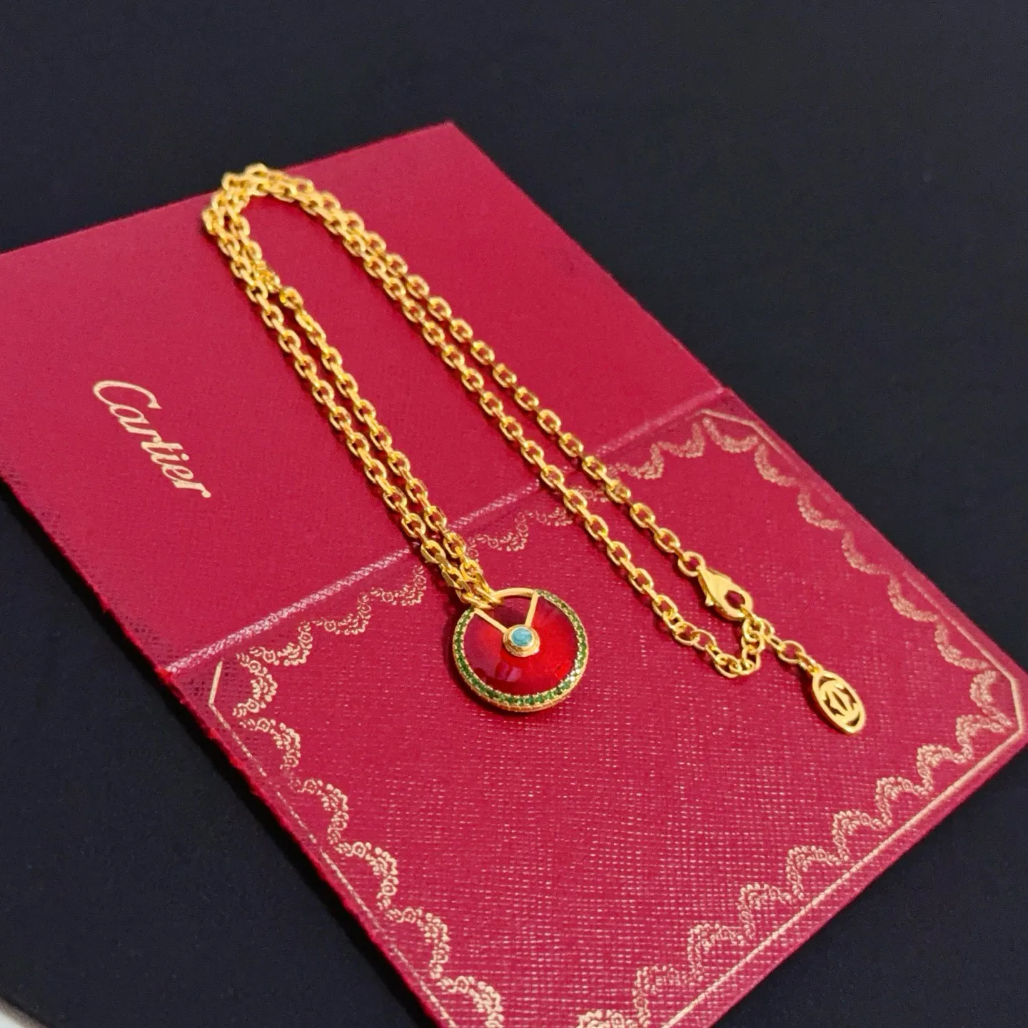 P105 卡地亚镶钻项链 高端定制版本 镶嵌钻工艺 V金材质 经典而时尚风格 用凌厉线条重构爱情美学!打破常规,镶嵌钻设计反而成就高级感天花板——无需浮华堆砌,爱本应纯粹如初 卡地亚受众多明星网红的爱戴 豹子系列手镯 绝对是永恒经典 而且男女不限 年龄不限 !戴上它你就是焦点!