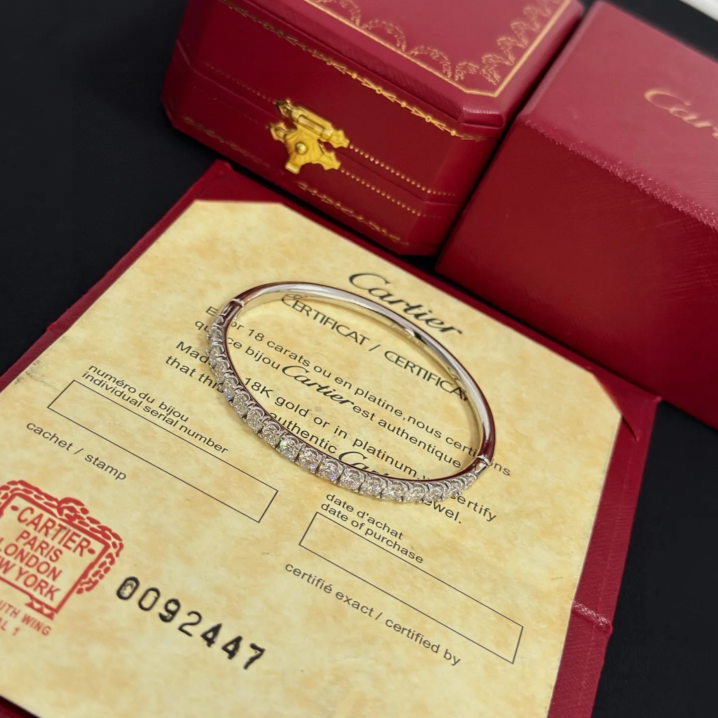 P115 卡地亚镶钻手镯 高端定制版本 镶嵌钻工艺 V金材质 经典而时尚风格 用凌厉线条重构爱情美学！打破常规，镶嵌钻设计反而成就高级感天花板&mdash;&mdash;无需浮华堆砌，爱本应纯粹如初 卡地亚受众多明星网红的爱戴 豹子系列手镯 绝对是永恒经典 而且男女不限 年龄不限 ！戴上它你就是焦点！
