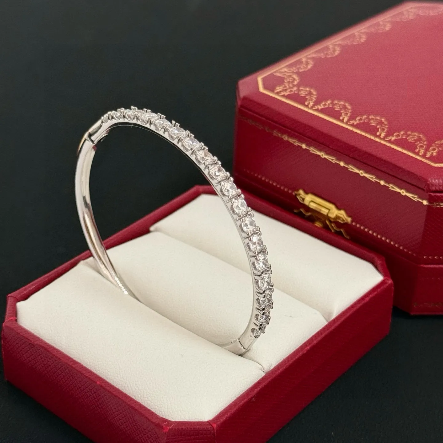 P115 卡地亚镶钻手镯 高端定制版本 镶嵌钻工艺 V金材质 经典而时尚风格 用凌厉线条重构爱情美学！打破常规，镶嵌钻设计反而成就高级感天花板&mdash;&mdash;无需浮华堆砌，爱本应纯粹如初 卡地亚受众多明星网红的爱戴 豹子系列手镯 绝对是永恒经典 而且男女不限 年龄不限 ！戴上它你就是焦点！