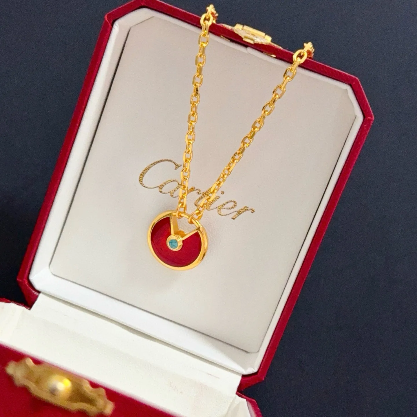 P105 卡地亚镶钻项链 高端定制版本 镶嵌钻工艺 V金材质 经典而时尚风格 用凌厉线条重构爱情美学!打破常规,镶嵌钻设计反而成就高级感天花板——无需浮华堆砌,爱本应纯粹如初 卡地亚受众多明星网红的爱戴 豹子系列手镯 绝对是永恒经典 而且男女不限 年龄不限 !戴上它你就是焦点!