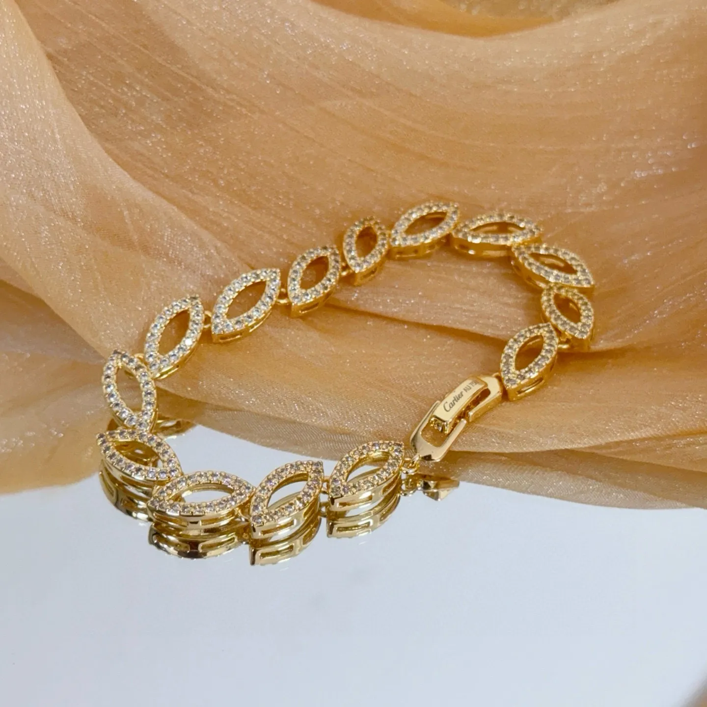 P125 卡地亚镶钻手链 高端定制版本 镶嵌钻工艺 V金材质 经典而时尚风格 用凌厉线条重构爱情美学！打破常规，镶嵌钻设计反而成就高级感天花板&mdash;&mdash;无需浮华堆砌，爱本应纯粹如初 卡地亚受众多明星网红的爱戴 豹子系列手镯 绝对是永恒经典 而且男女不限 年龄不限 ！戴上它你就是焦点！