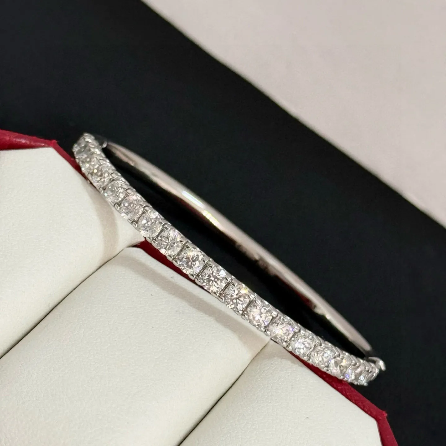 P115 卡地亚镶钻手镯 高端定制版本 镶嵌钻工艺 V金材质 经典而时尚风格 用凌厉线条重构爱情美学！打破常规，镶嵌钻设计反而成就高级感天花板&mdash;&mdash;无需浮华堆砌，爱本应纯粹如初 卡地亚受众多明星网红的爱戴 豹子系列手镯 绝对是永恒经典 而且男女不限 年龄不限 ！戴上它你就是焦点！