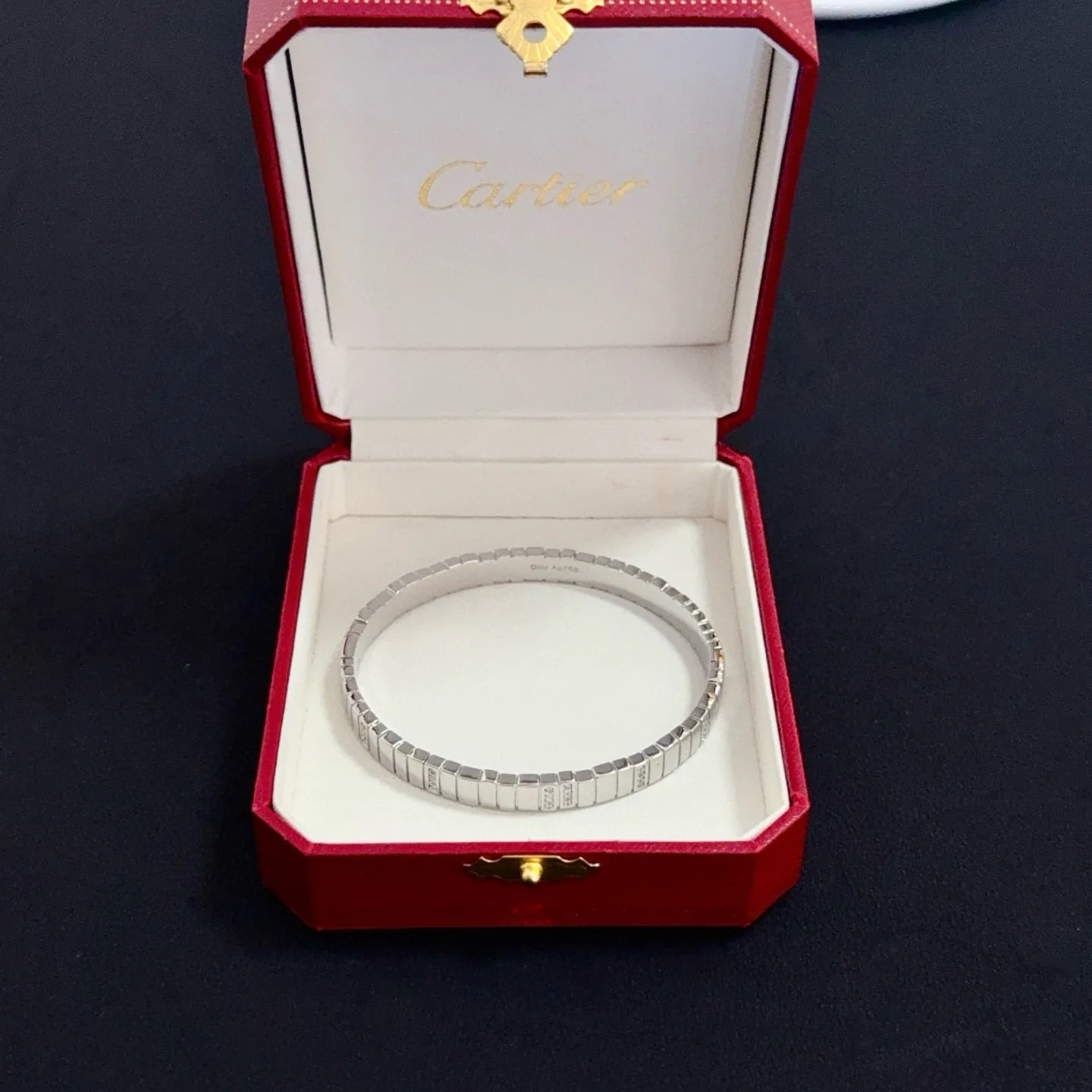 💰125 卡地亚镶钻手镯 高端定制版本 镶嵌钻工艺 V金材质 经典而时尚风格 用凌厉线条重构爱情美学！打破常规，镶嵌钻设计反而成就高级感天花板&mdash;&mdash;无需浮华堆砌，爱本应纯粹如初 卡地亚受众多明星网红的爱戴 豹子系列手镯 绝对是永恒经典 而且男女不限 年龄不限 ！戴上它你就是焦点！