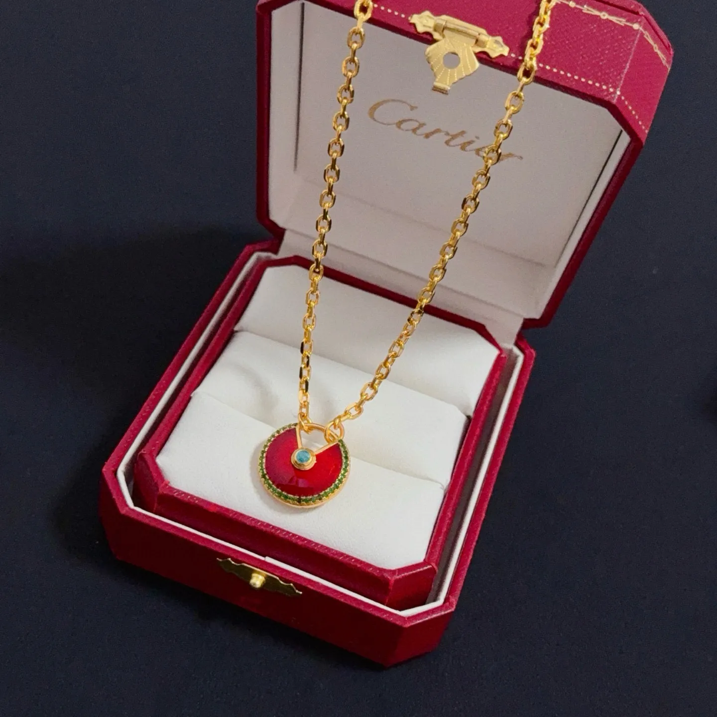 P105 卡地亚镶钻项链 高端定制版本 镶嵌钻工艺 V金材质 经典而时尚风格 用凌厉线条重构爱情美学!打破常规,镶嵌钻设计反而成就高级感天花板——无需浮华堆砌,爱本应纯粹如初 卡地亚受众多明星网红的爱戴 豹子系列手镯 绝对是永恒经典 而且男女不限 年龄不限 !戴上它你就是焦点!