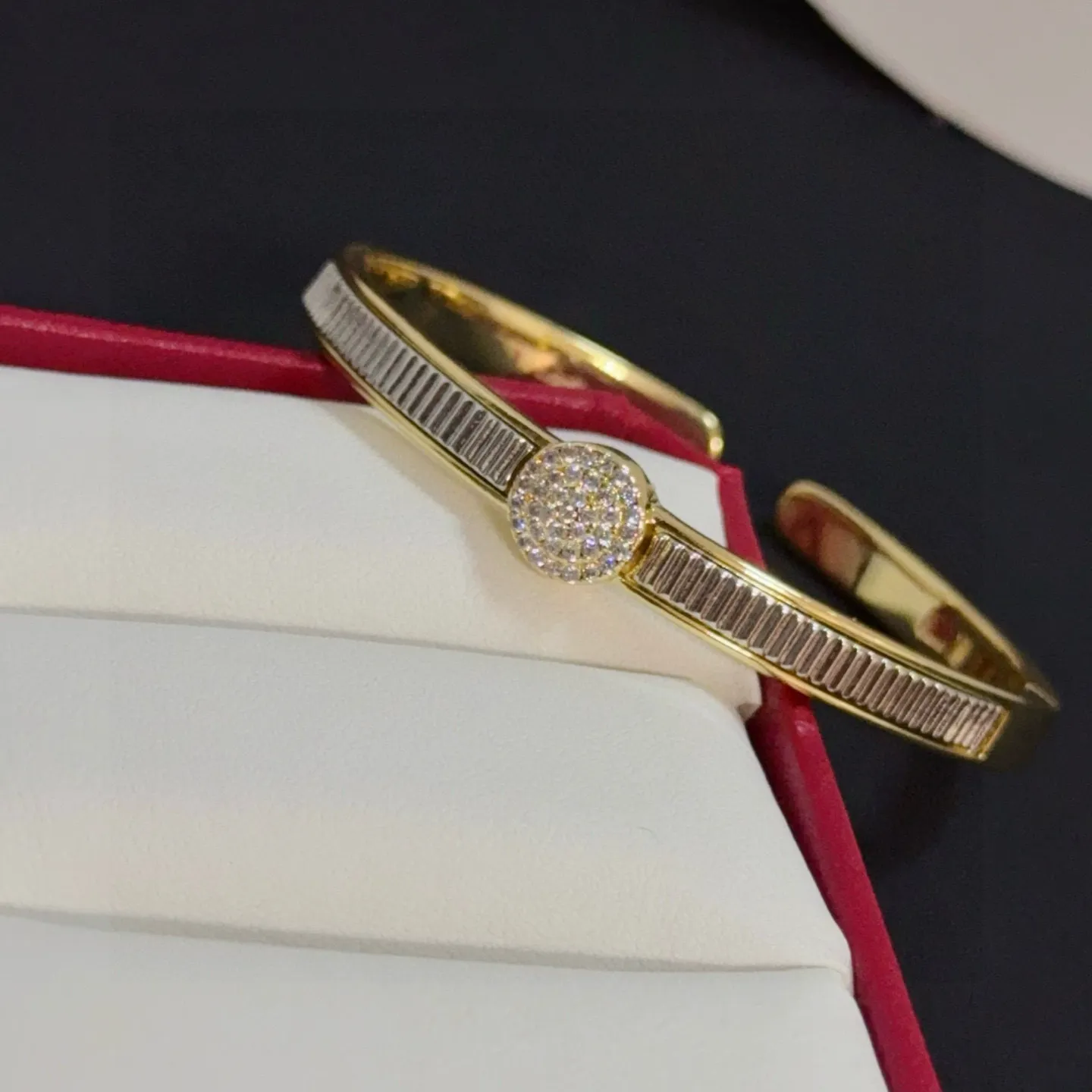 P115 卡地亚镶钻手镯 高端定制版本 镶嵌钻工艺 V金材质 经典而时尚风格 用凌厉线条重构爱情美学！打破常规，镶嵌钻设计反而成就高级感天花板&mdash;&mdash;无需浮华堆砌，爱本应纯粹如初 卡地亚受众多明星网红的爱戴 豹子系列手镯 绝对是永恒经典 而且男女不限 年龄不限 ！戴上它你就是焦点！