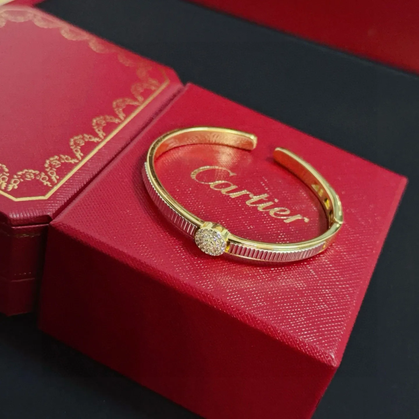 P115 卡地亚镶钻手镯 高端定制版本 镶嵌钻工艺 V金材质 经典而时尚风格 用凌厉线条重构爱情美学！打破常规，镶嵌钻设计反而成就高级感天花板&mdash;&mdash;无需浮华堆砌，爱本应纯粹如初 卡地亚受众多明星网红的爱戴 豹子系列手镯 绝对是永恒经典 而且男女不限 年龄不限 ！戴上它你就是焦点！