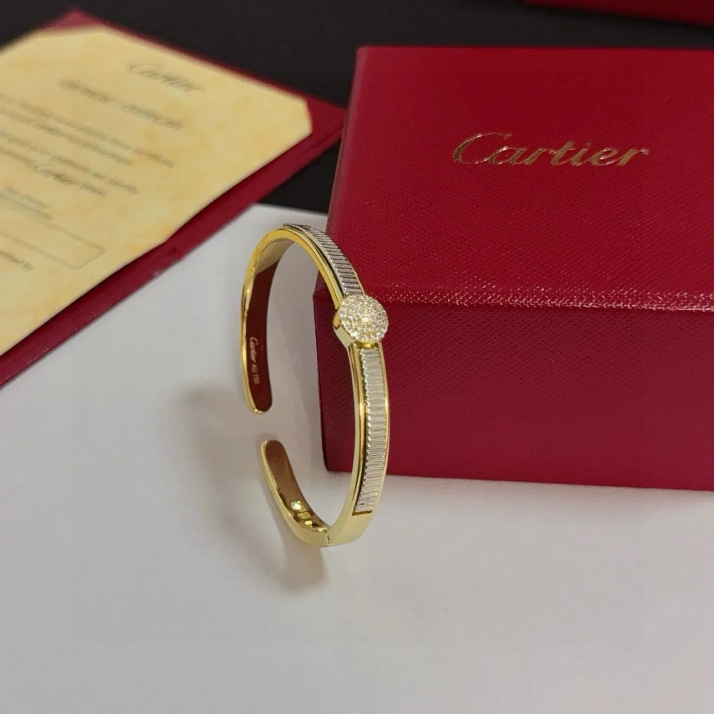 P115 卡地亚镶钻手镯 高端定制版本 镶嵌钻工艺 V金材质 经典而时尚风格 用凌厉线条重构爱情美学！打破常规，镶嵌钻设计反而成就高级感天花板&mdash;&mdash;无需浮华堆砌，爱本应纯粹如初 卡地亚受众多明星网红的爱戴 豹子系列手镯 绝对是永恒经典 而且男女不限 年龄不限 ！戴上它你就是焦点！