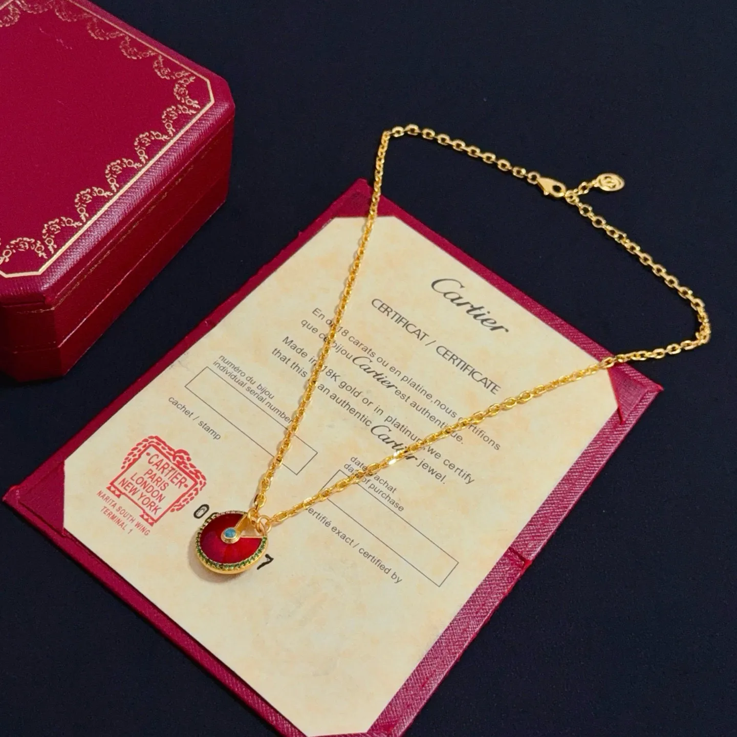 P105 卡地亚镶钻项链 高端定制版本 镶嵌钻工艺 V金材质 经典而时尚风格 用凌厉线条重构爱情美学！打破常规，镶嵌钻设计反而成就高级感天花板&mdash;&mdash;无需浮华堆砌，爱本应纯粹如初 卡地亚受众多明星网红的爱戴 豹子系列手镯 绝对是永恒经典 而且男女不限 年龄不限 ！戴上它你就是焦点！