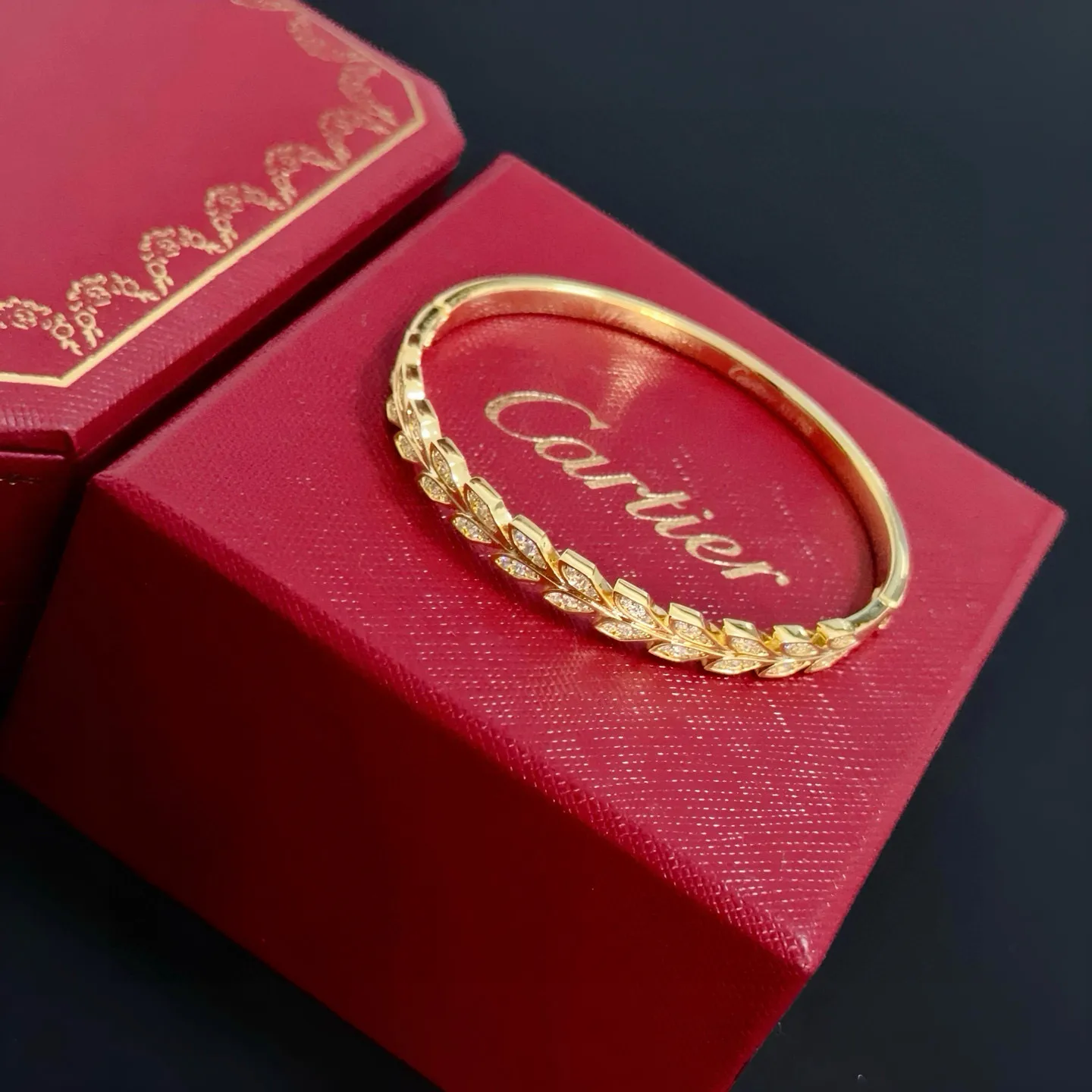 P115 卡地亚镶钻手镯 高端定制版本 镶嵌钻工艺 V金材质 经典而时尚风格 用凌厉线条重构爱情美学!打破常规,镶嵌钻设计反而成就高级感天花板——无需浮华堆砌,爱本应纯粹如初 卡地亚受众多明星网红的爱戴 豹子系列手镯 绝对是永恒经典 而且男女不限 年龄不限 !戴上它你就是焦点!