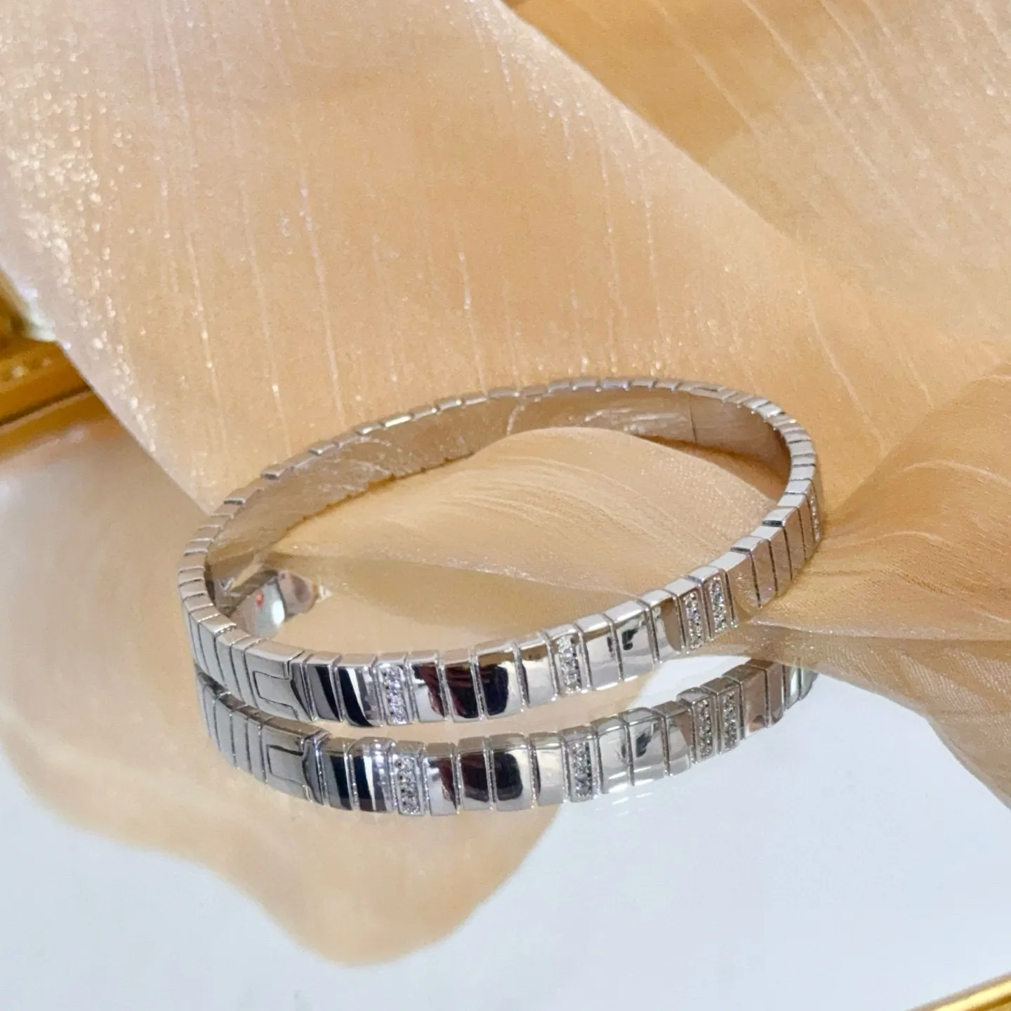 💰125 卡地亚镶钻手镯 高端定制版本 镶嵌钻工艺 V金材质 经典而时尚风格 用凌厉线条重构爱情美学！打破常规，镶嵌钻设计反而成就高级感天花板&mdash;&mdash;无需浮华堆砌，爱本应纯粹如初 卡地亚受众多明星网红的爱戴 豹子系列手镯 绝对是永恒经典 而且男女不限 年龄不限 ！戴上它你就是焦点！