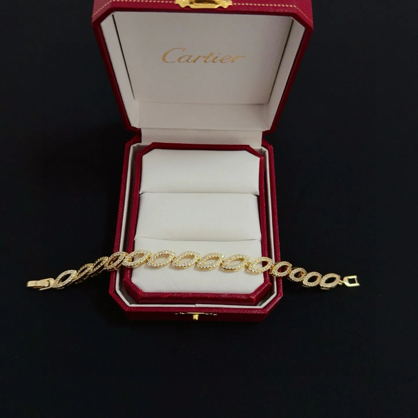 P125 卡地亚镶钻手链 高端定制版本 镶嵌钻工艺 V金材质 经典而时尚风格 用凌厉线条重构爱情美学!打破常规,镶嵌钻设计反而成就高级感天花板——无需浮华堆砌,爱本应纯粹如初 卡地亚受众多明星网红的爱戴 豹子系列手镯 绝对是永恒经典 而且男女不限 年龄不限 !戴上它你就是焦点!